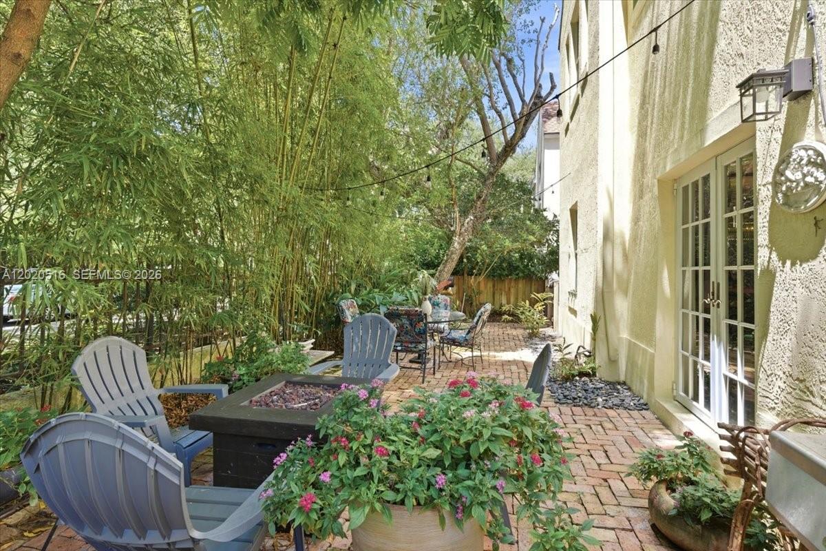 PARISIAN VILG IN THE GROV - Residential