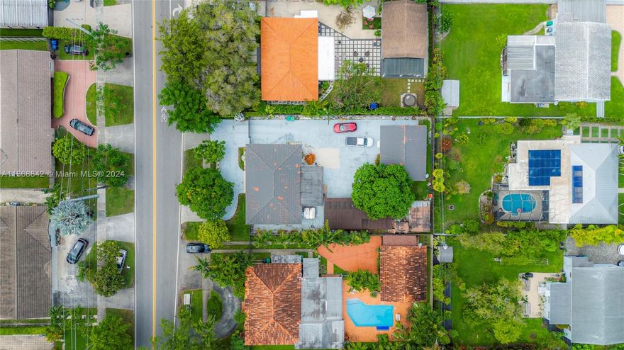 BEAUTIFUL HOME IN BLUE RD, ON CORAL GABLES PASSAGE.  MAIN HOME IS A 3 BEDROOMS, 2 BATHROOMS, WITH AN EXTERNAL QUESTHOUSE AT REAR, GREAT FOR OTHER FAMILY MEMBERS OR EXTRA INCOME.  PROPERTY HAS A GREAT OPEN TERRACE WHICH ROOFS SPACE FOR GATHERINGS AND EVENTS.  A MUST SEE PROPERTY,  THIS HOME WILL NOT LAST LONG IN THIS MARKET.