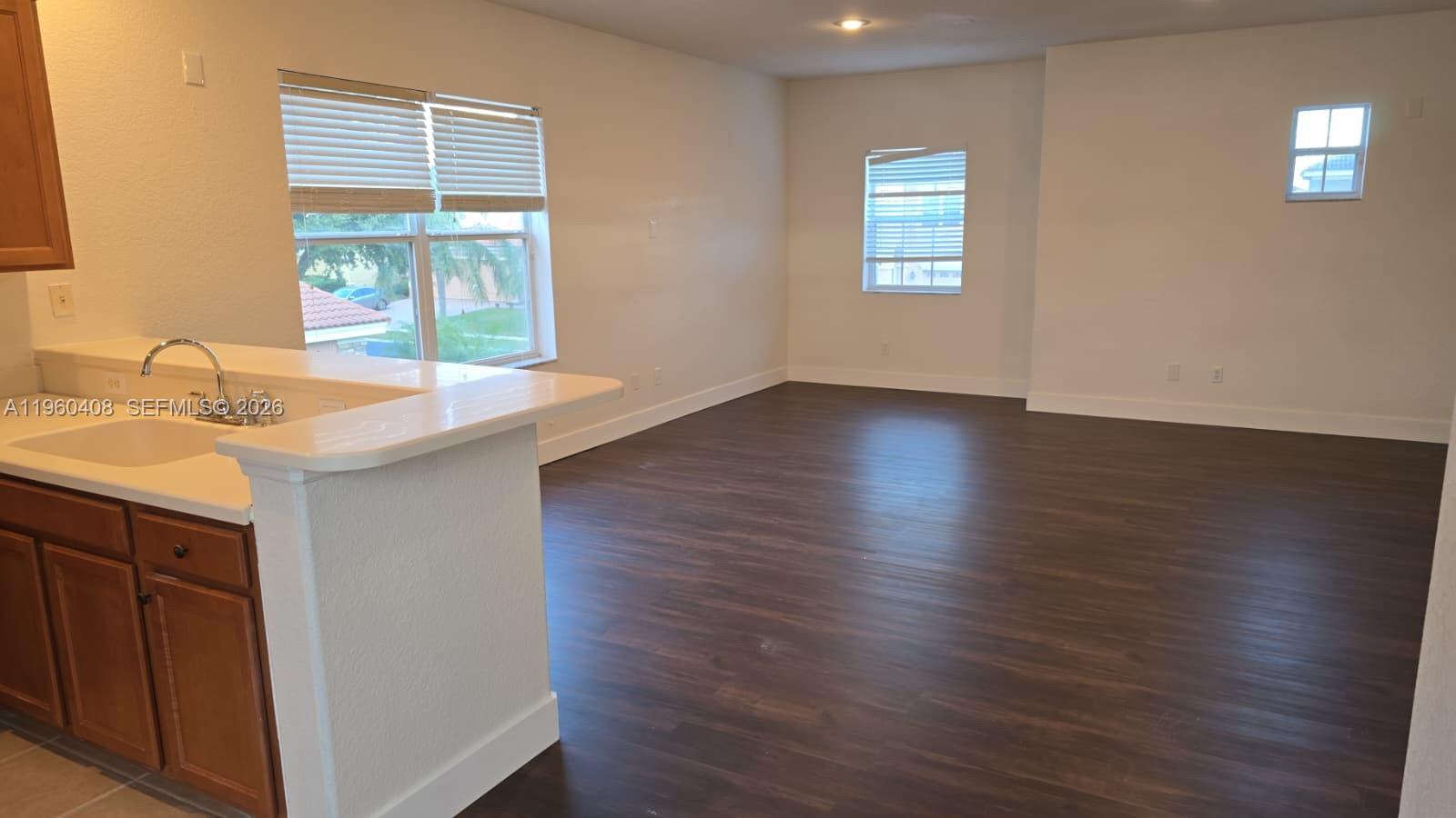 NORTH SHORE VLG - Residential