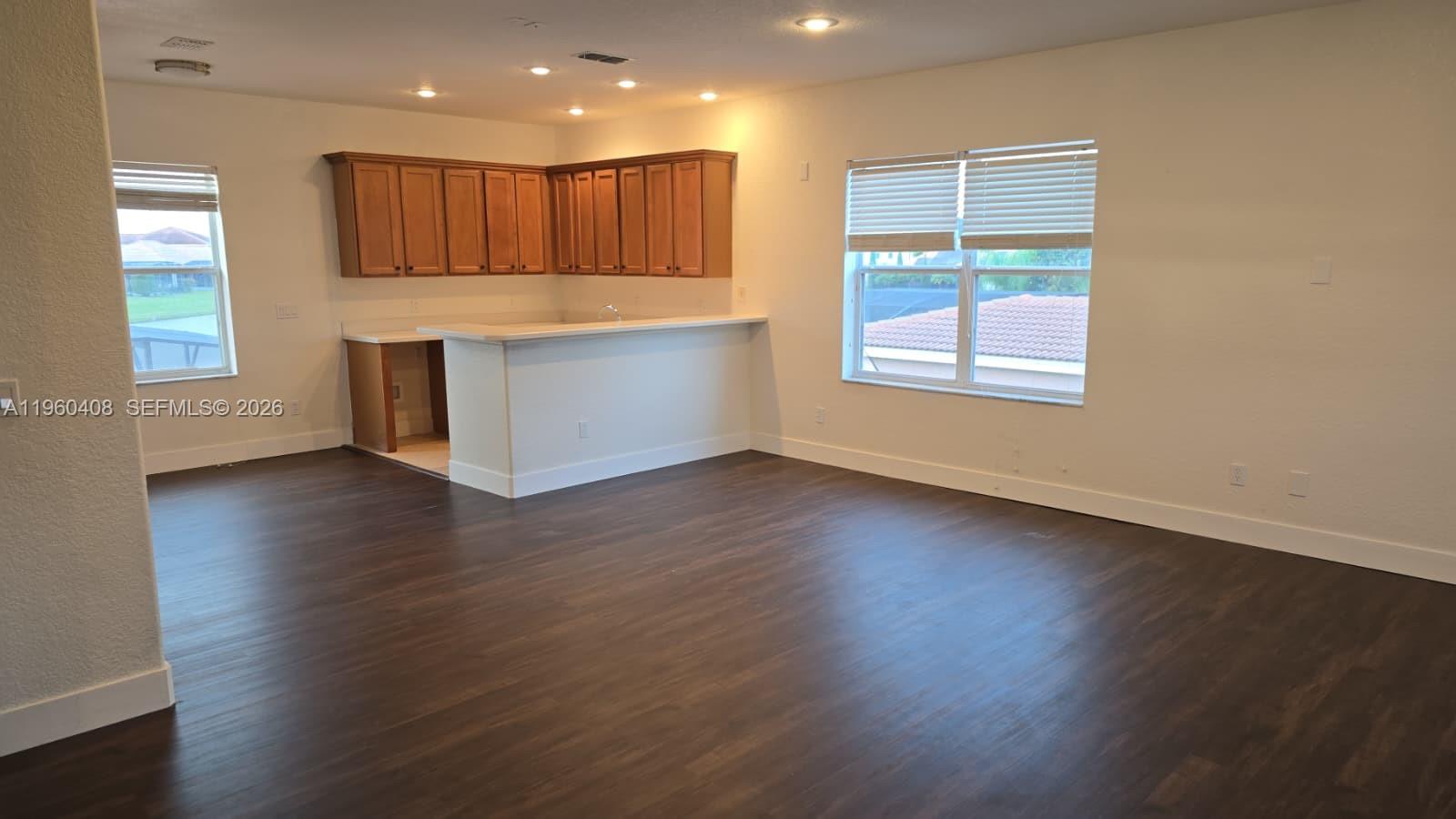 NORTH SHORE VLG - Residential