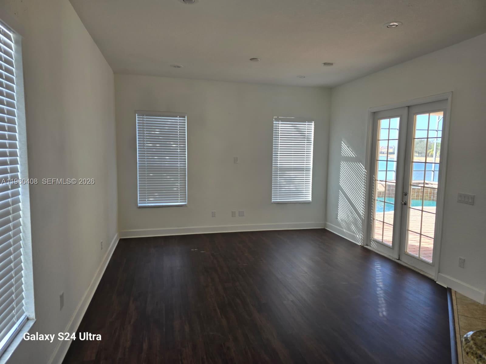 NORTH SHORE VLG - Residential