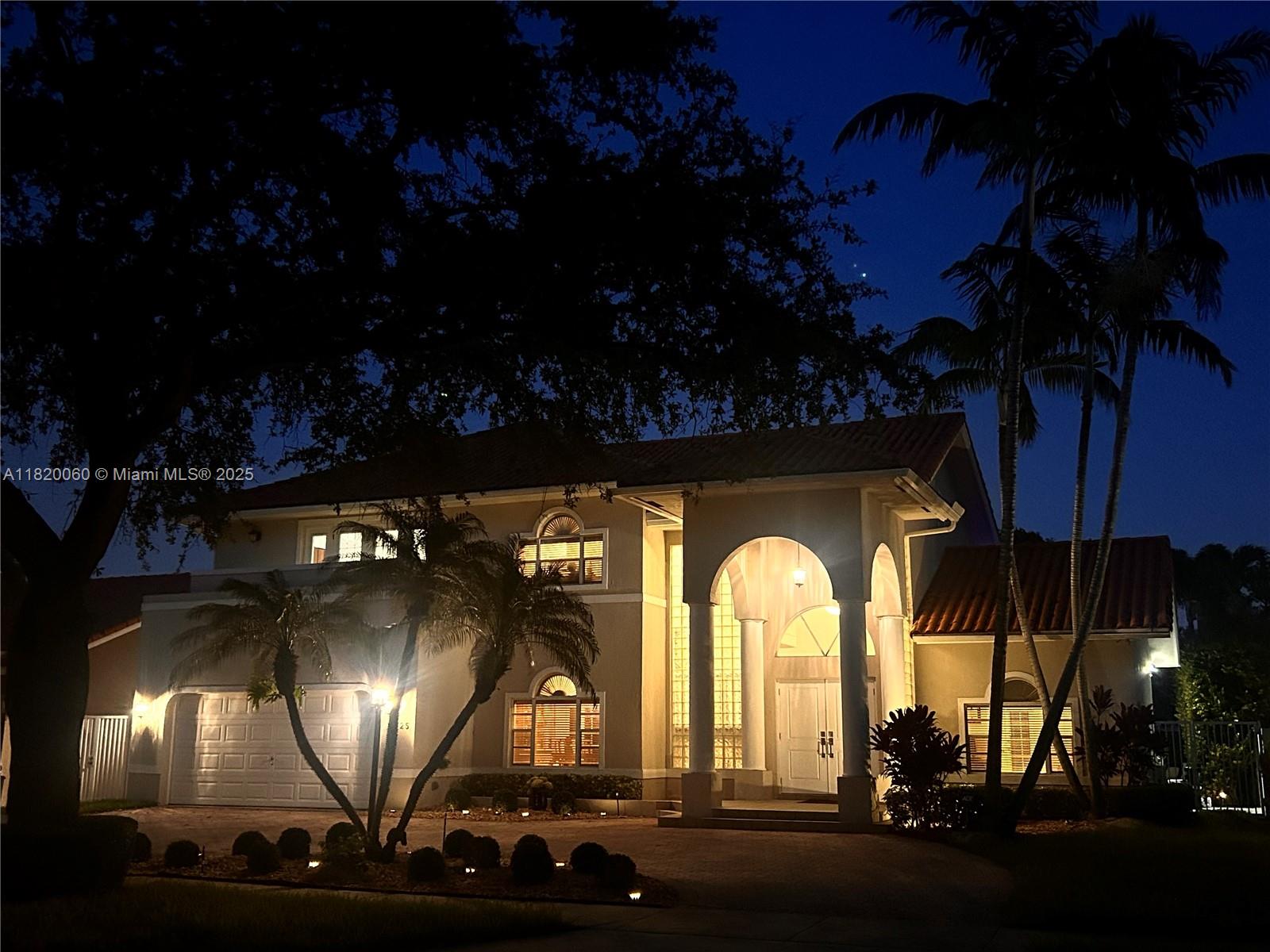16725 NW 84th Ct, Miami Lakes, FL, 33016/$1,159,000 2 16725 NW 84th Ct