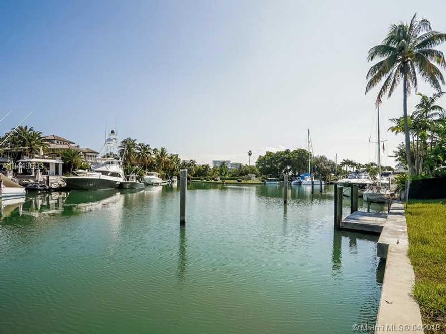 Gorgeous vacant lot on Harbor Drive. Deep water dockage. Overlooking a lovely wide lagoon. This property will accommodate parking for multiple watercraft. A wide turning basin allows for easy maneuvering. Plans and permits approved for a chic island residence.