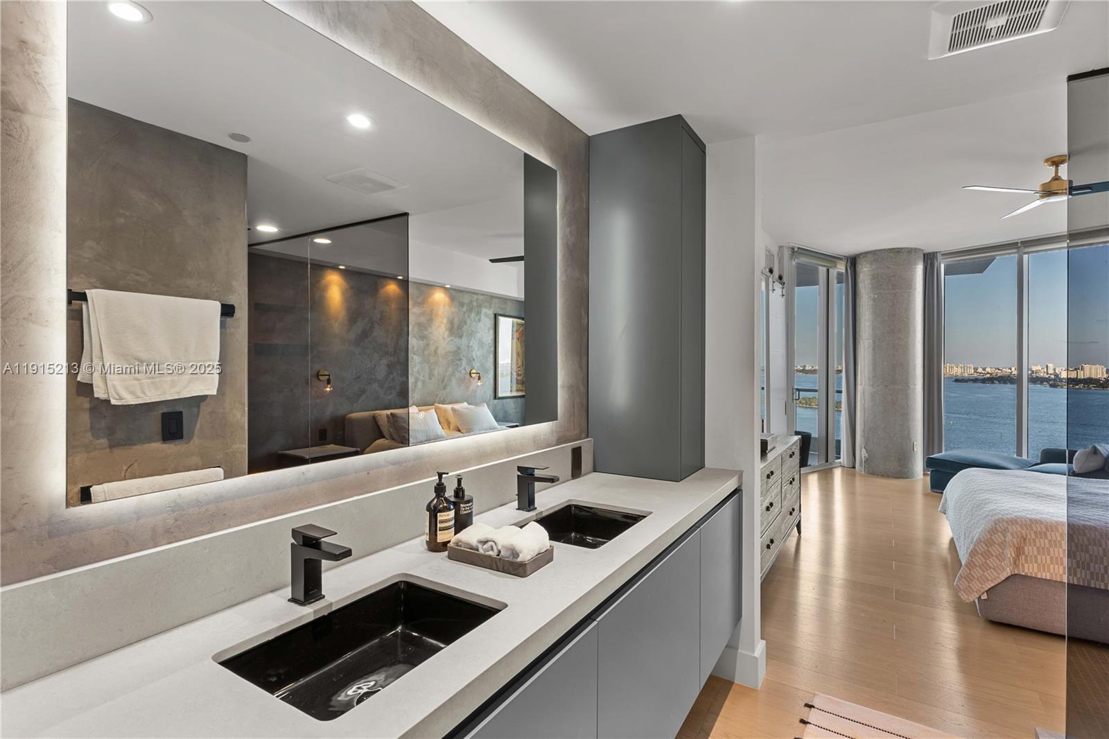 PARAMOUNT BAY CONDO - Residential