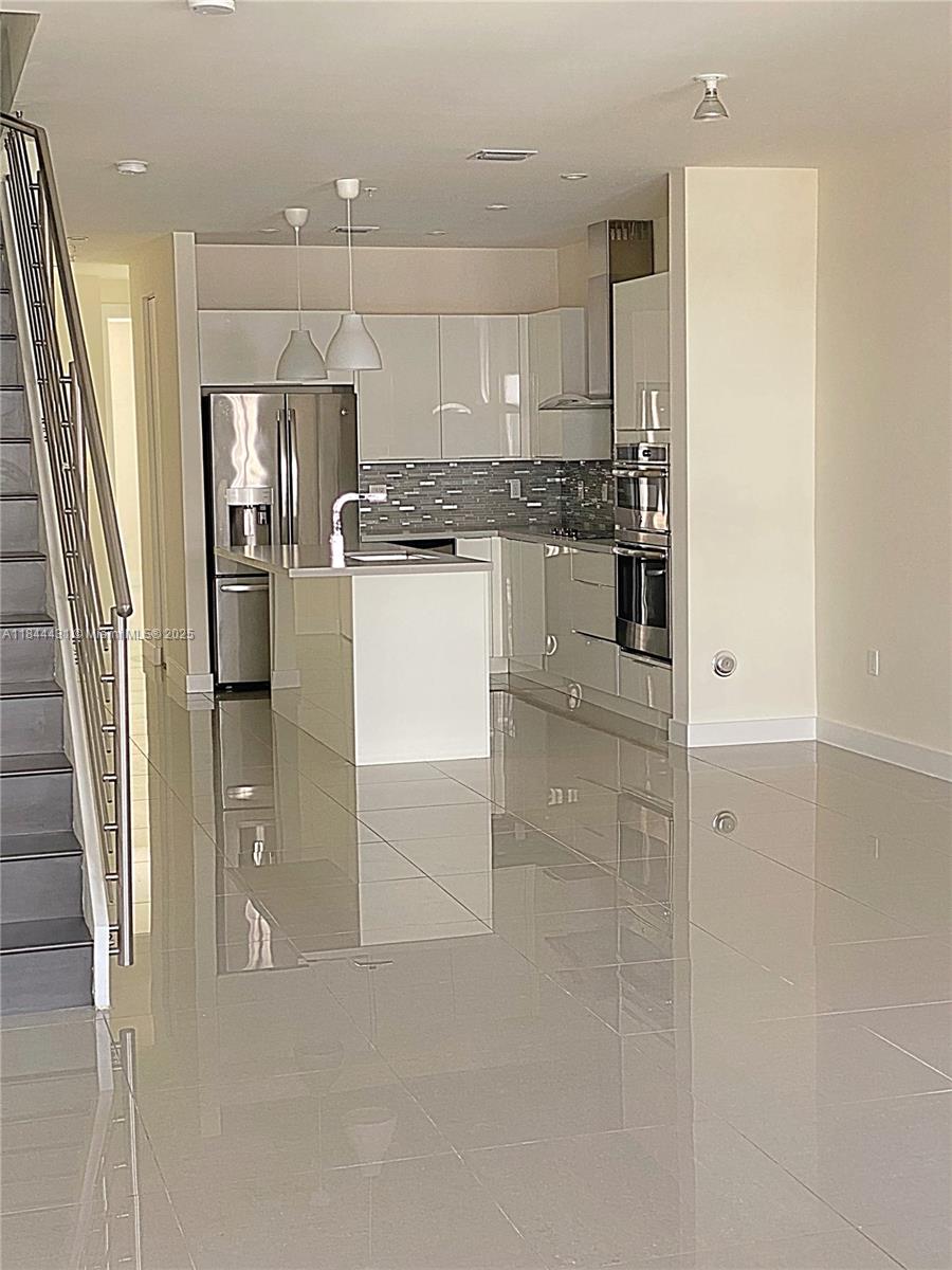 Landmark’s amazing and Luxury modern style apartment for rent. Quartz counter kitchen and Stainless-Steel appliances. 1821 SqFt features 3 bedrooms 3,5 bathrooms + washer/dryer room and indoor private garage. Impact doors and windows. Brand new Clubhouse with swimming pool, tennis, meeting room, terrace, party salons, etc.