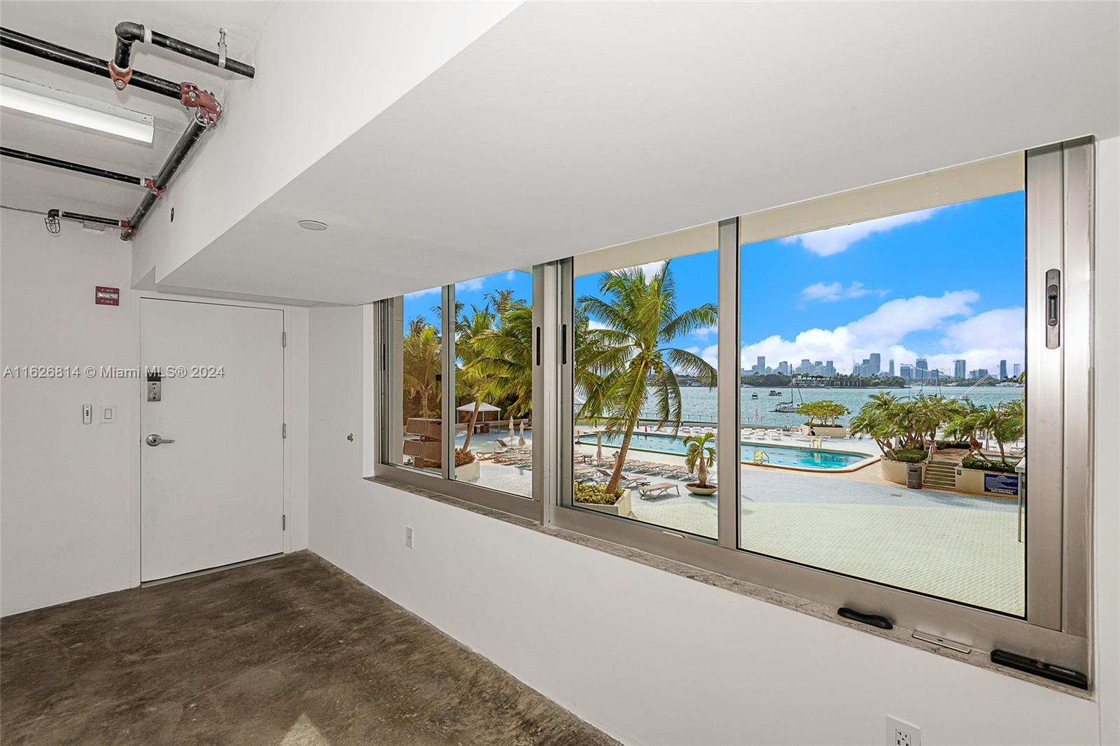 Nice private office with direct views of the bay. All utilities included in the monthly maintenance (cable, internet, and electricity)