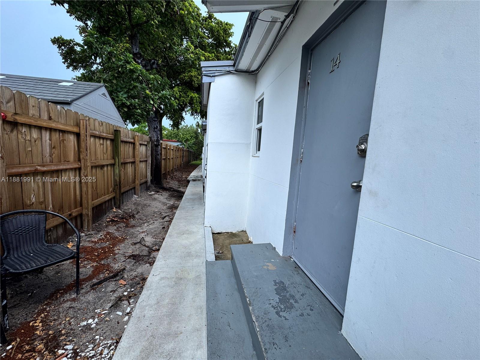 HOLLYWOOD LITTLE RANCHES - Residential Lease