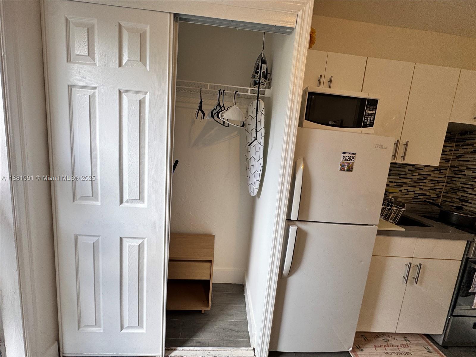 HOLLYWOOD LITTLE RANCHES - Residential Lease