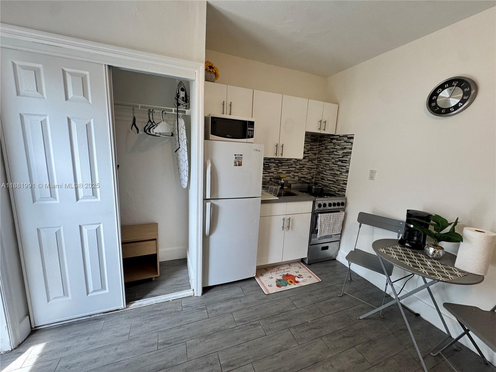 HOLLYWOOD LITTLE RANCHES - Residential Lease
