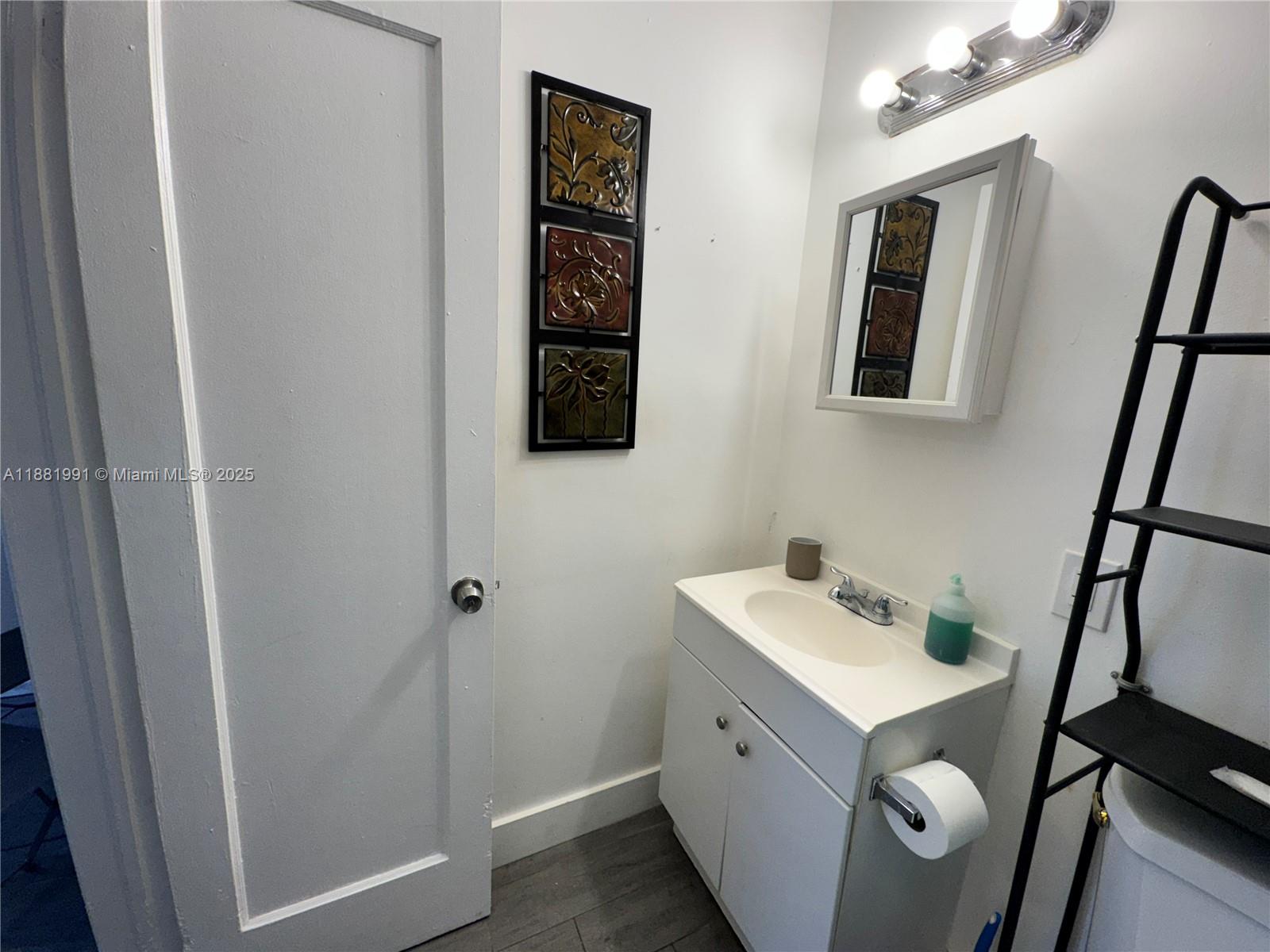 HOLLYWOOD LITTLE RANCHES - Residential Lease