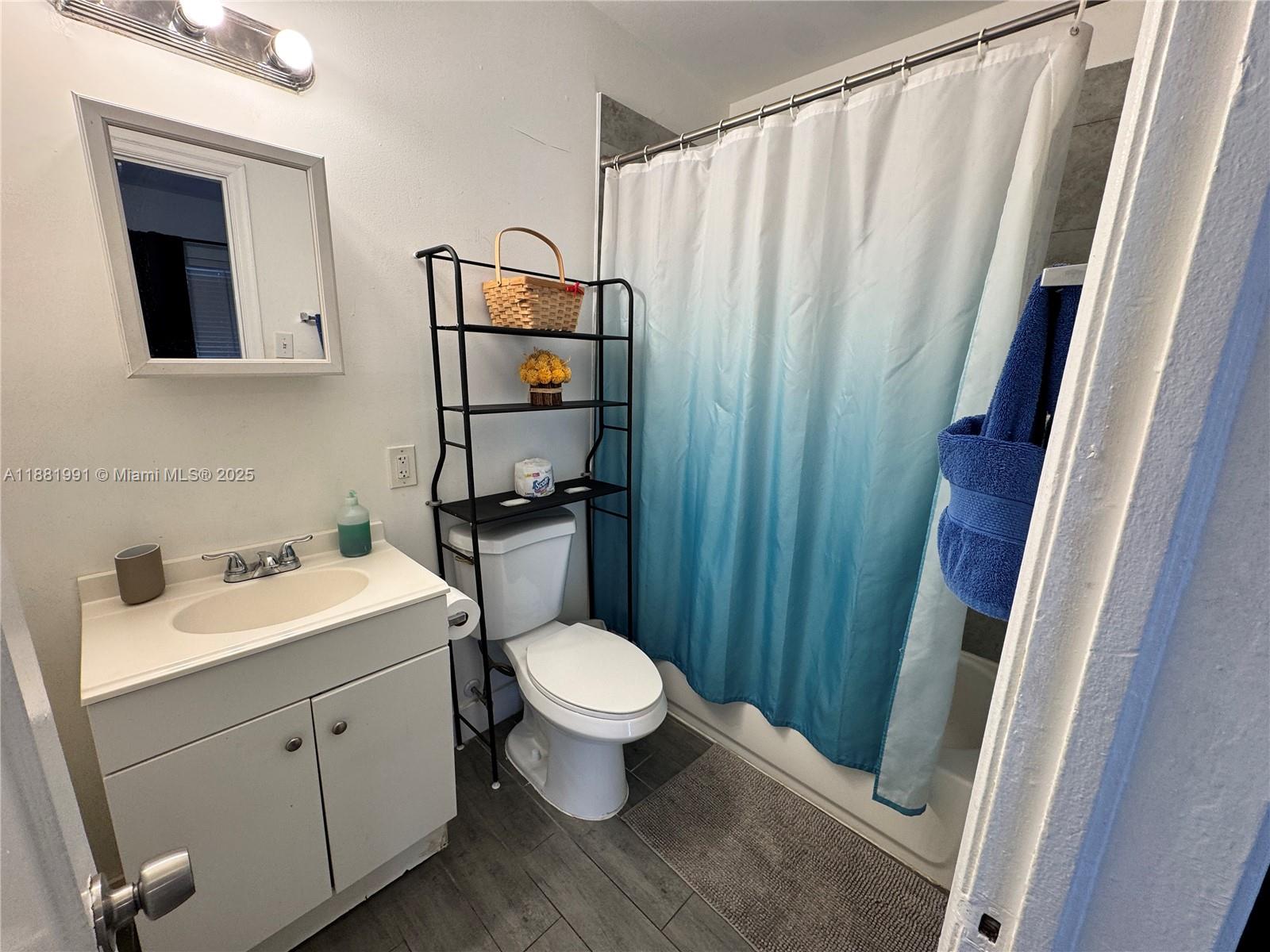 HOLLYWOOD LITTLE RANCHES - Residential Lease