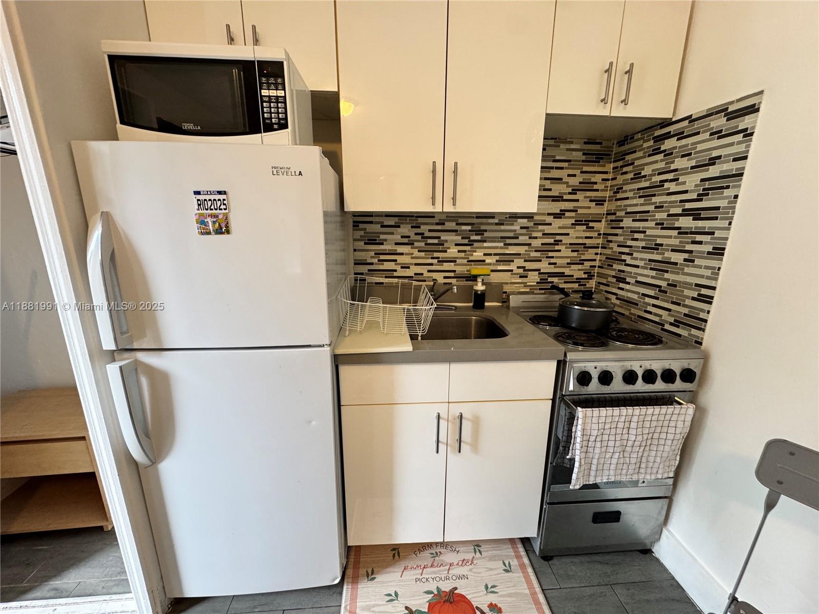 HOLLYWOOD LITTLE RANCHES - Residential Lease
