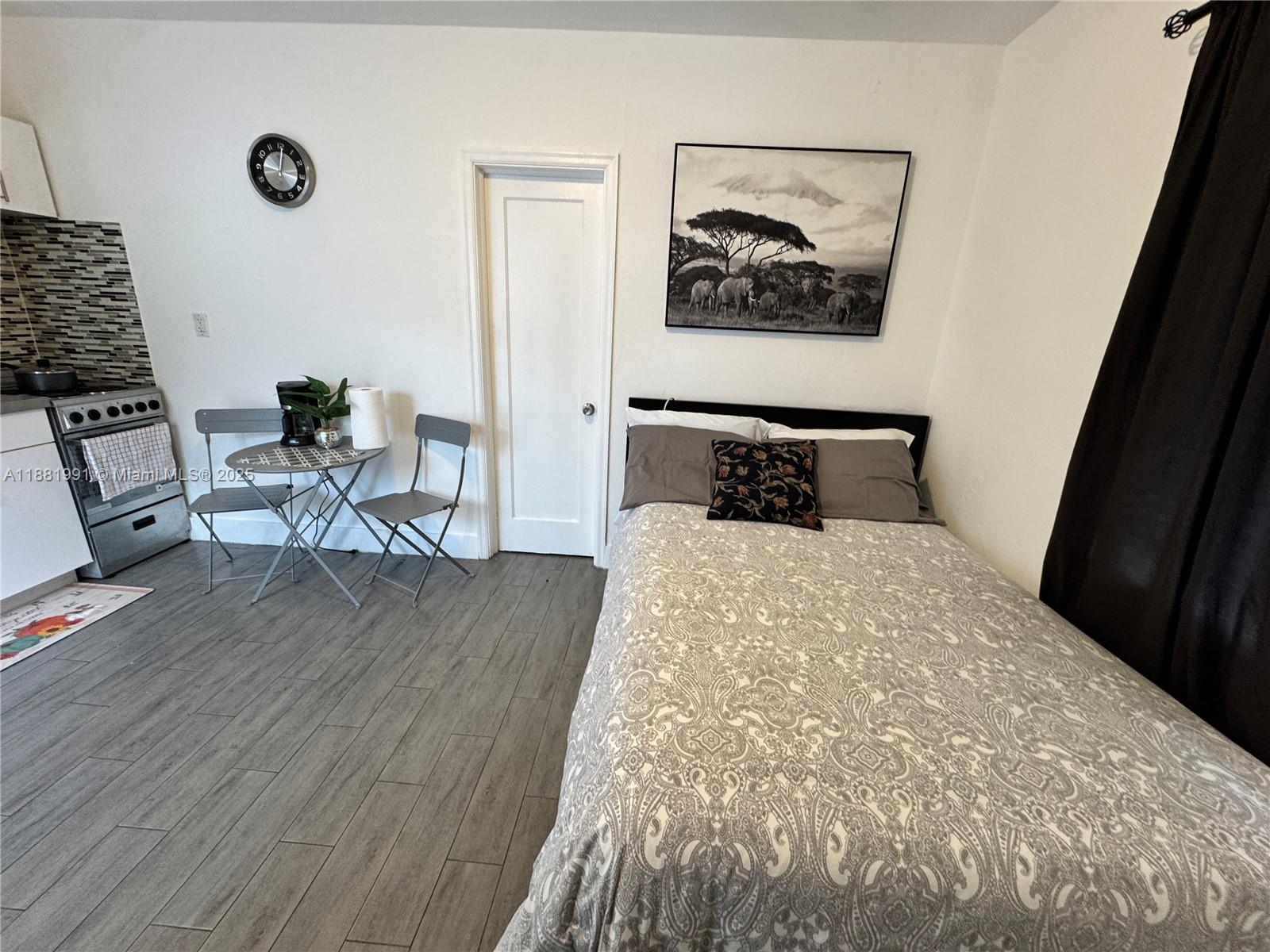 HOLLYWOOD LITTLE RANCHES - Residential Lease