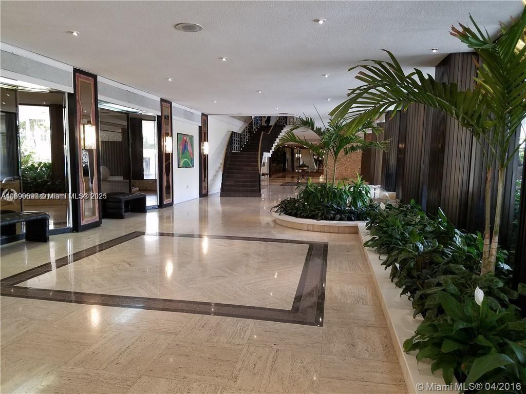 5555 Collins Ave 11U