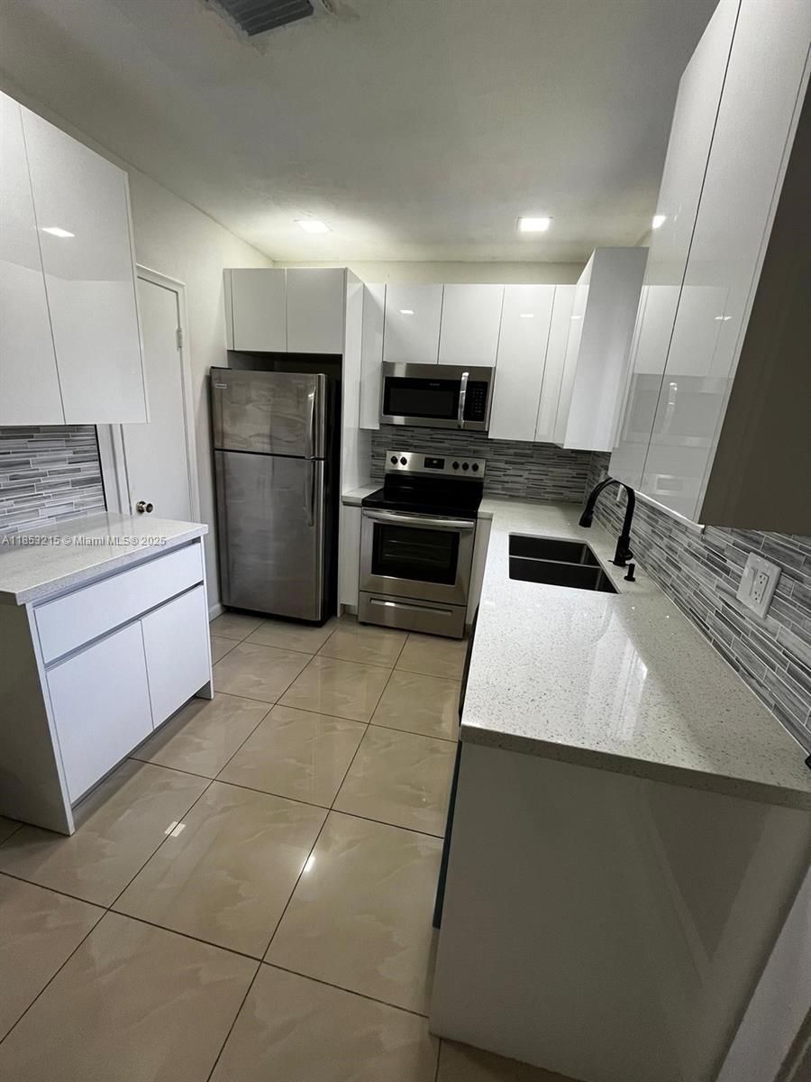 Beautiful and remodeled in a quiet neighborhood, in the heart of Hollywood. Just minutes away from Hollywood Beach, shops, downtown, banks, highways, tri-rail and memorial hospital. Single story building. Only 10 Units. New roof from 2020. New AC. Parking lot repaved. Tile floors throughout. Remodeled kitchen with Quartz Counters, SS appliances,. Brand new impact windows and doors. Corner unit has spacious and private backyard!!! 650+ credit score required. See HOA Application attached. EASY TO SHOW!