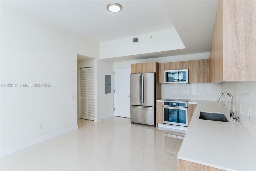 Beautiful 2 bedrooms plus den at the best missed used development called AVENTURA PARKSQUARE.  This unit comes with European Style Cabinetry, Porcelain Floors, Premium Stainless-Steel Appliances, a Full-Size Washer/Dryer, Walk-in Closet, a 24-Hour Security Front Desk, 5th Floor Amenity Deck, Sunrise Pool, a Fully Equipped, Fitness Center, Multi-Purpose Social Room. The Location has downstairs a variety of Restaurants, Cafes, Fitness Center and Close to AVENTURA MALL. BEST LOCATION IN AVENTURA.