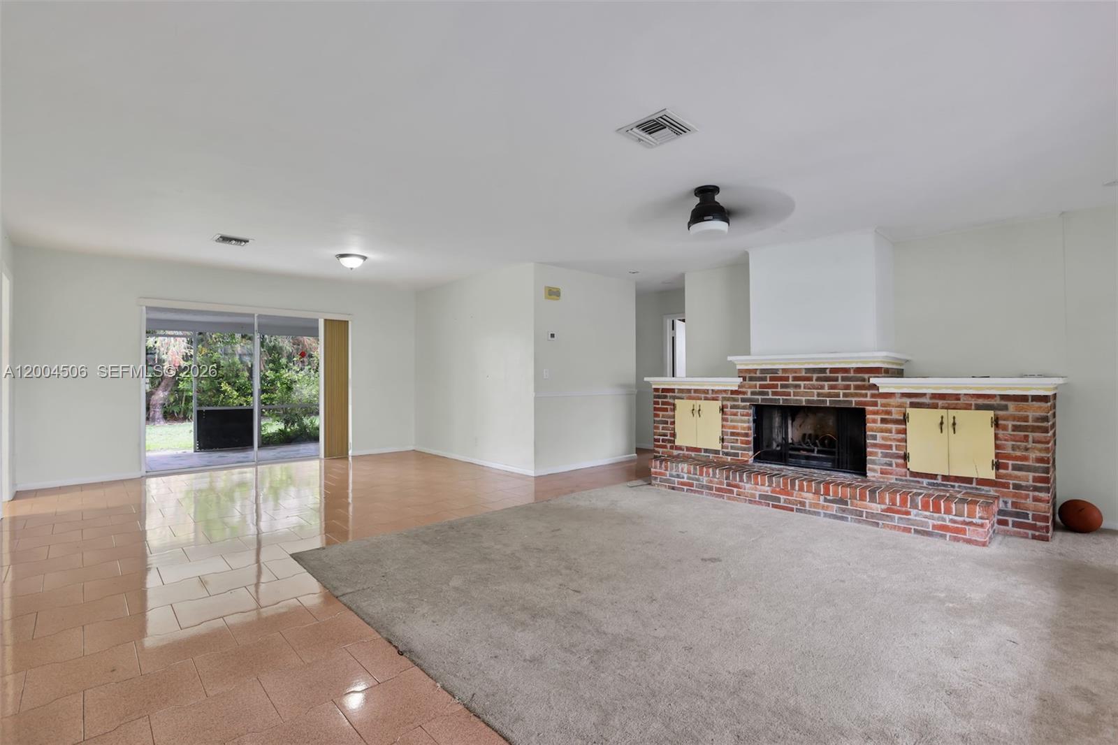 HOLLYWOOD HILLS - Residential