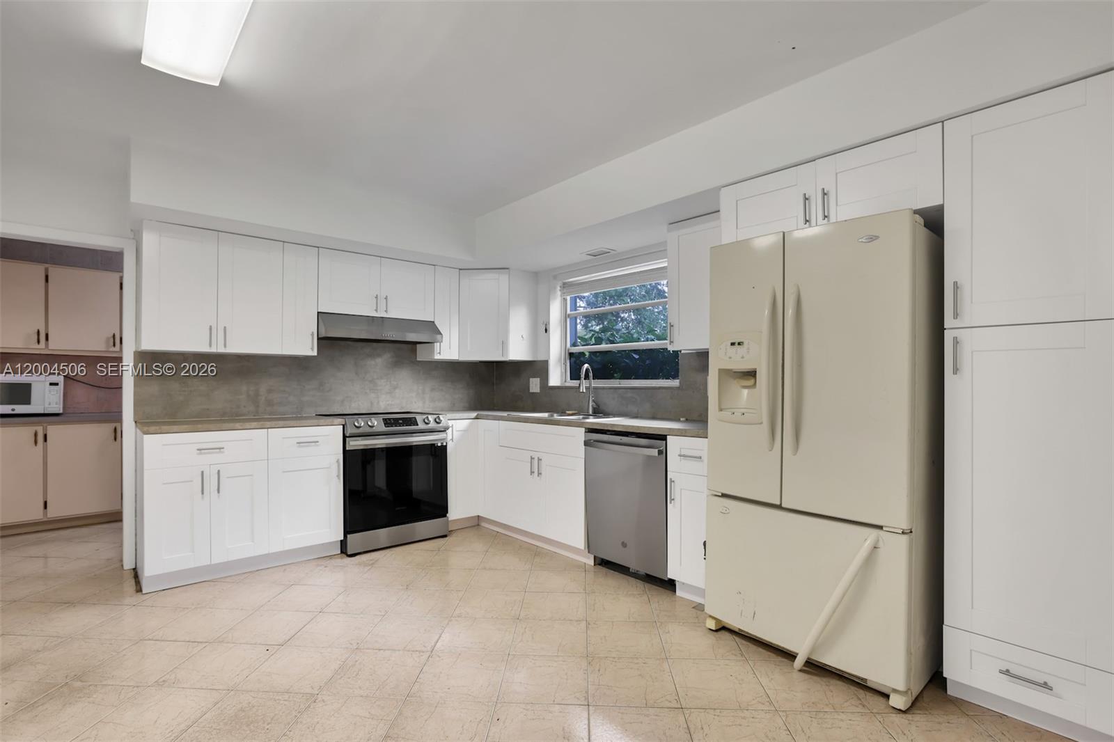 HOLLYWOOD HILLS - Residential