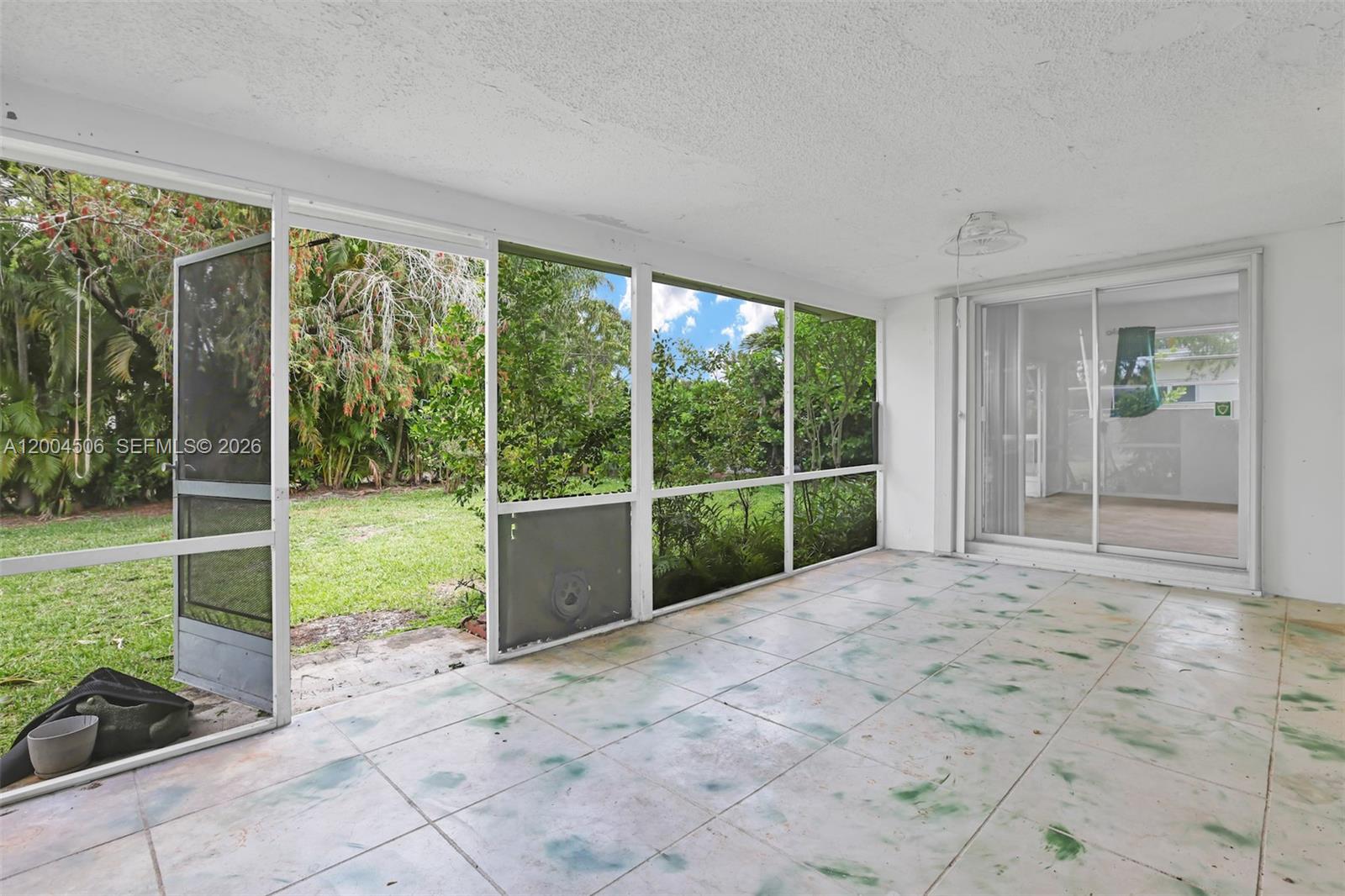 HOLLYWOOD HILLS - Residential