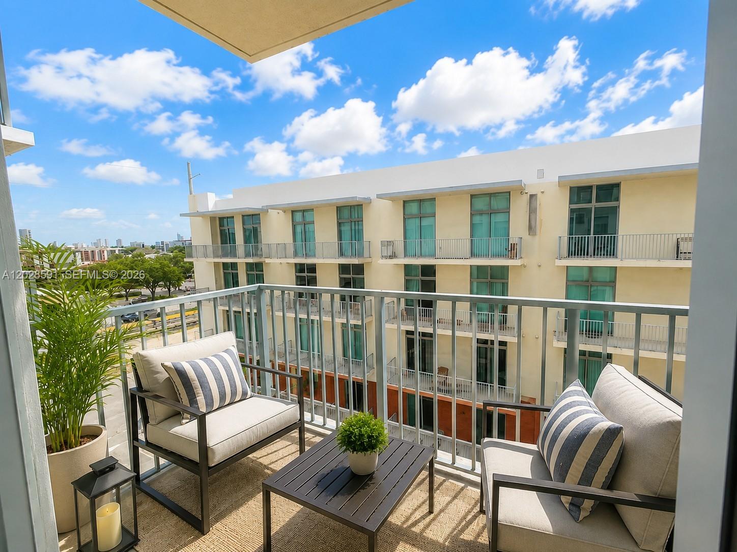 HOLLYWOOD STATION - Residential