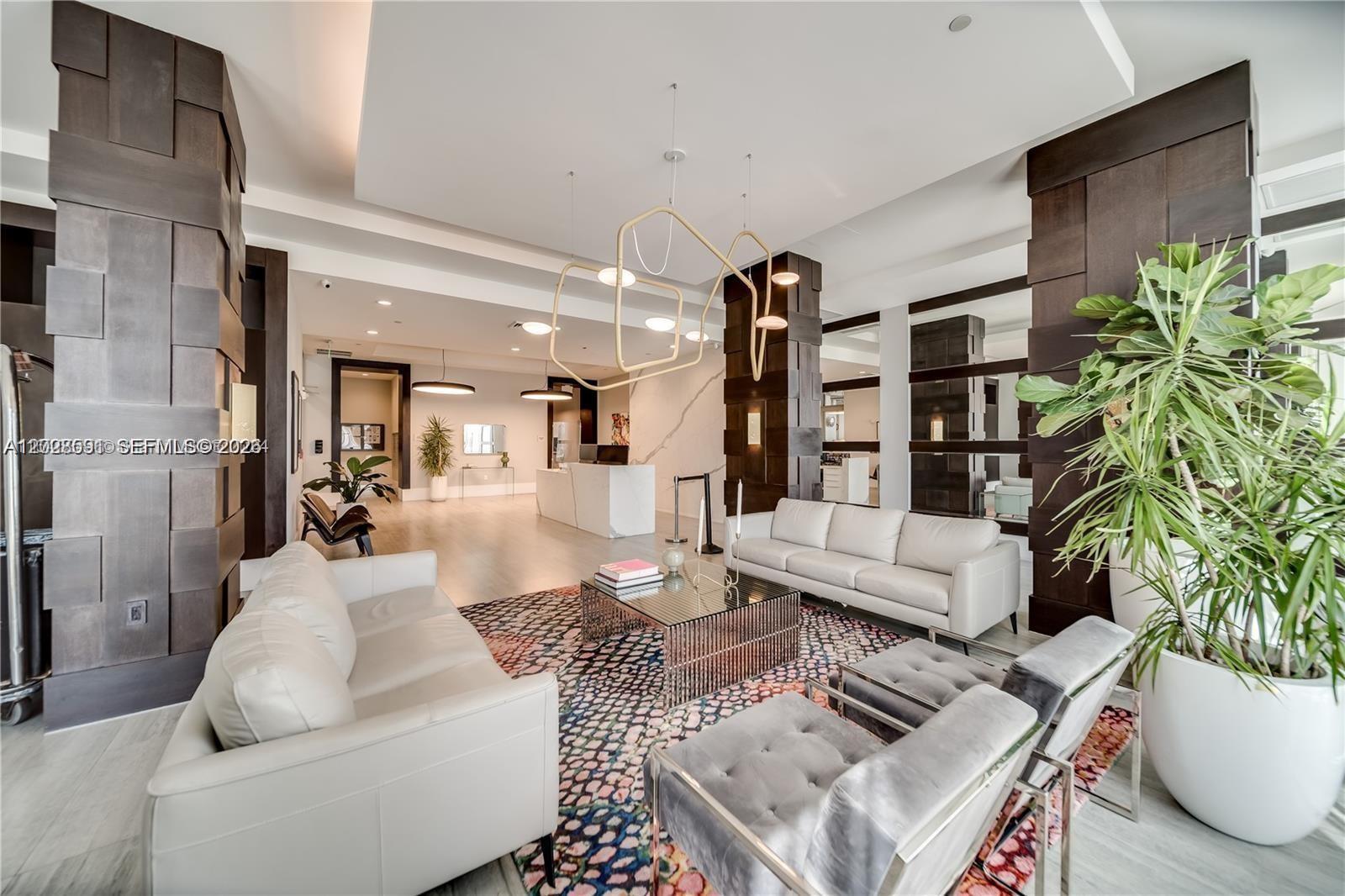 HOLLYWOOD STATION - Residential
