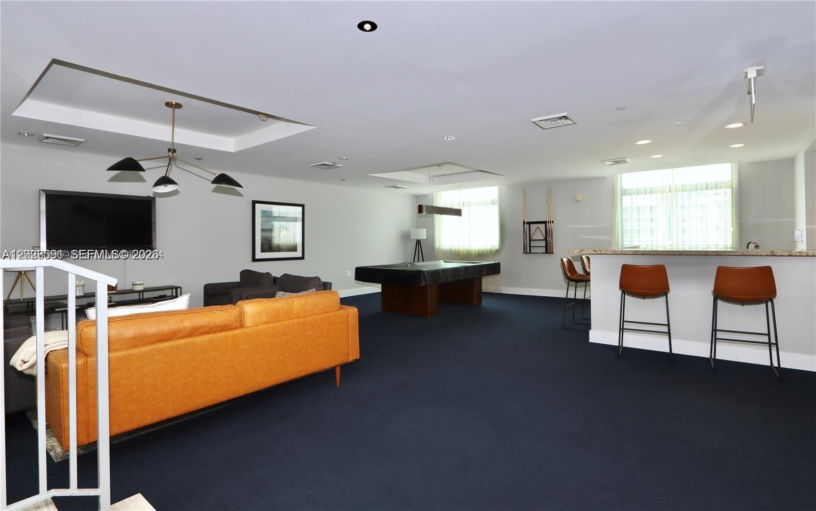 HOLLYWOOD STATION - Residential