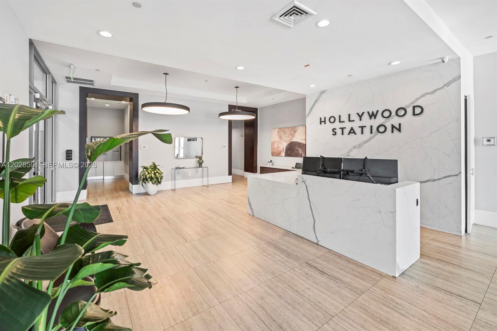HOLLYWOOD STATION - Residential