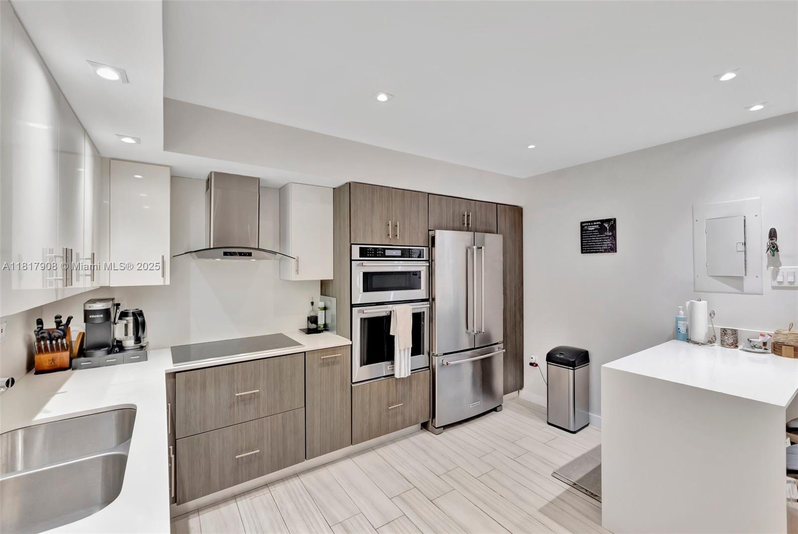 COMMODORE PLAZA CONDO - Residential