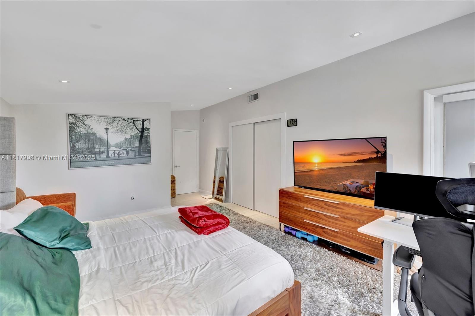 COMMODORE PLAZA CONDO - Residential