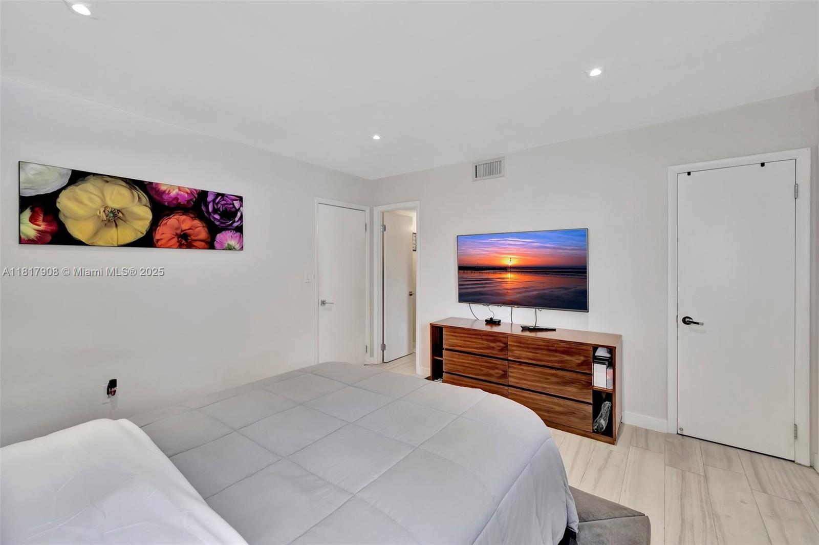 COMMODORE PLAZA CONDO - Residential