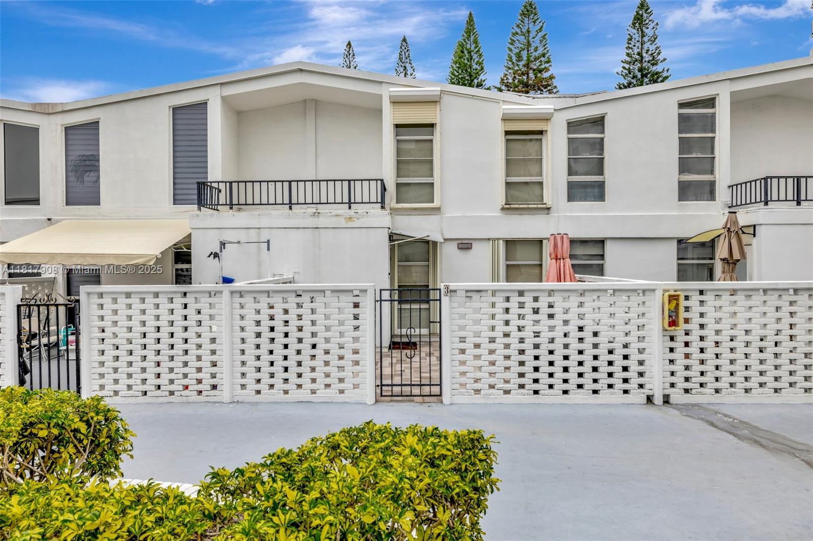 COMMODORE PLAZA CONDO - Residential