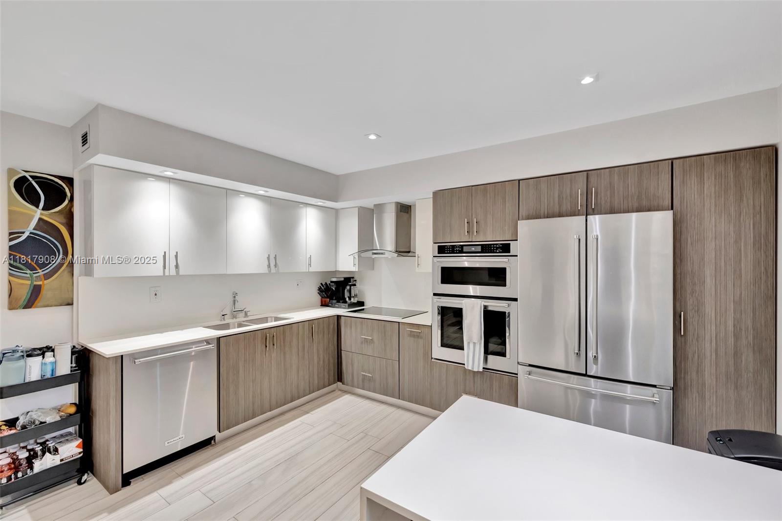 COMMODORE PLAZA CONDO - Residential