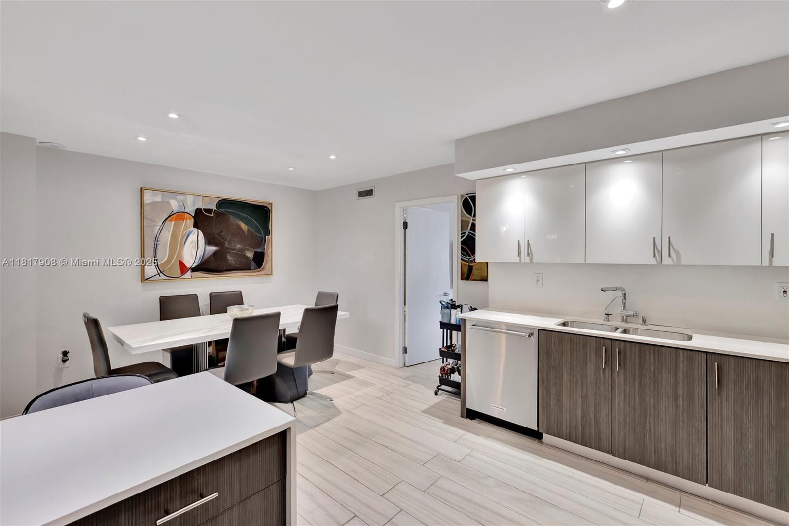 COMMODORE PLAZA CONDO - Residential