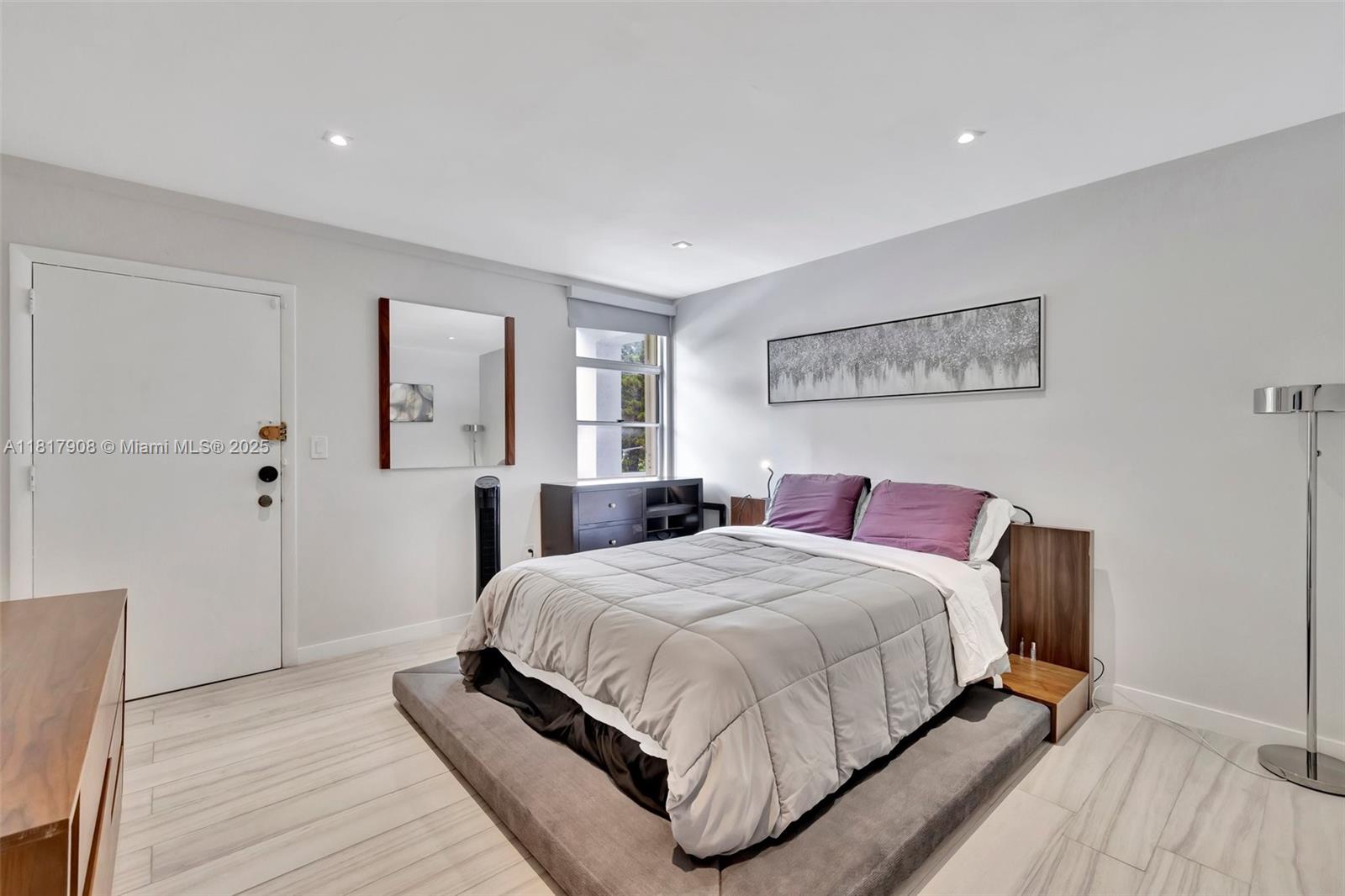 COMMODORE PLAZA CONDO - Residential