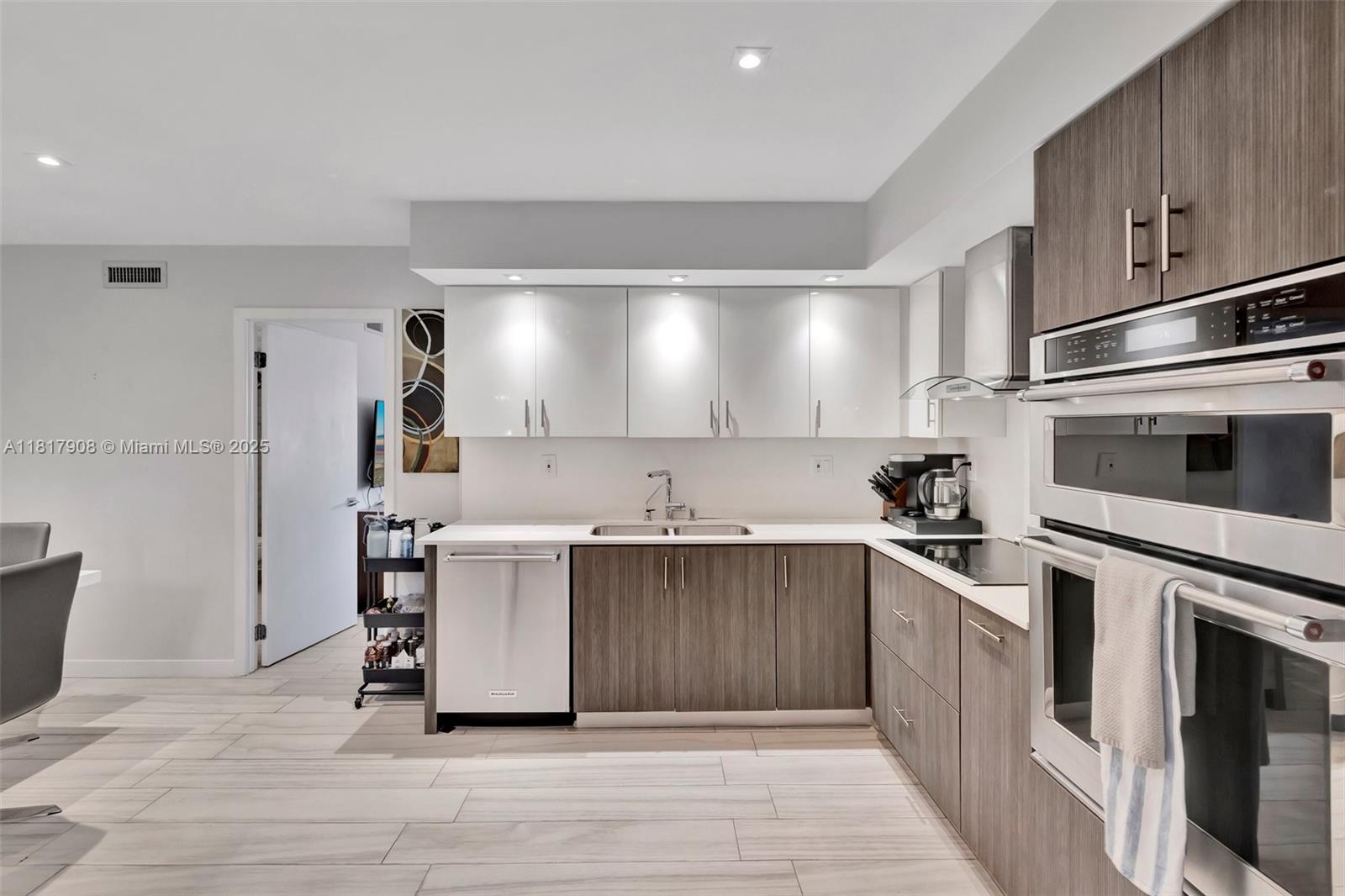 COMMODORE PLAZA CONDO - Residential