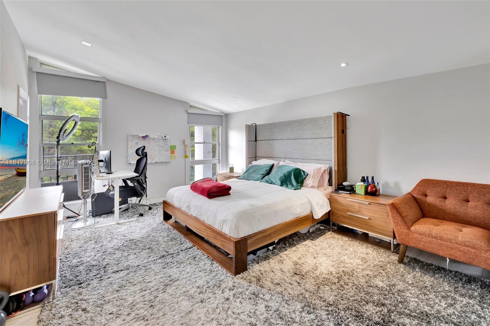 COMMODORE PLAZA CONDO - Residential