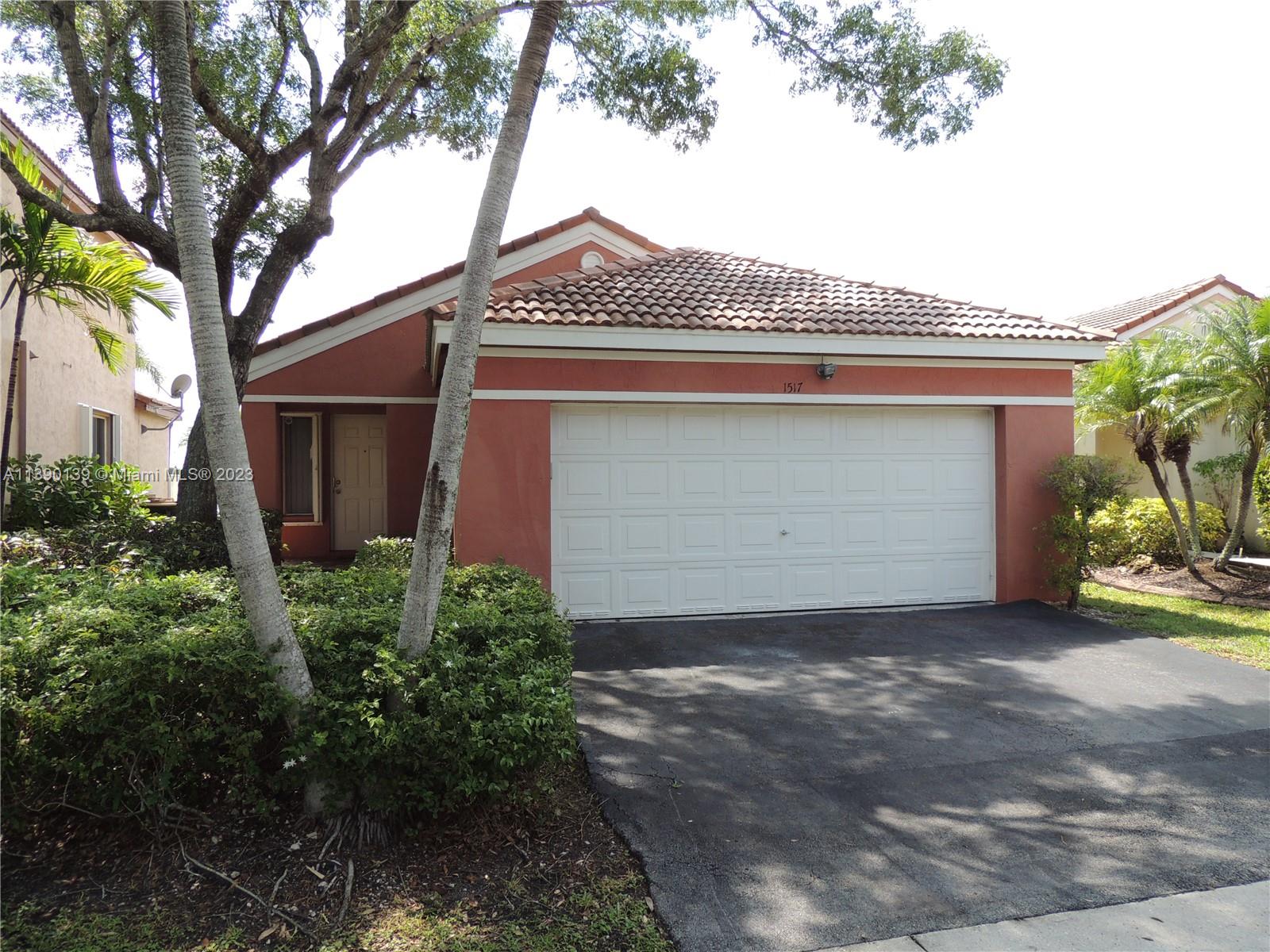 AMAZING SUNSETS AND LAKE VIEW!! 3/2/2 BRIGHT LAKE HOME, NEUTRAL DECOR, TILE IN LIVING AREAS AND LAMINATE IN BEDROOMS. PAVED PATIO WITH RETRACTABLE AWNING, ACCORDION SHUTTERS THROUGHOUT THE HOUSE. THE HOUSE WAS RECENTLY PAINTED, CAN BE RENTED PARTLY FURNISHED OR UNFURNISHED. GREAT SCHOOLS, VERY WELL KEEPT COMMUNITY WITH EASY ACCESS TO 595.