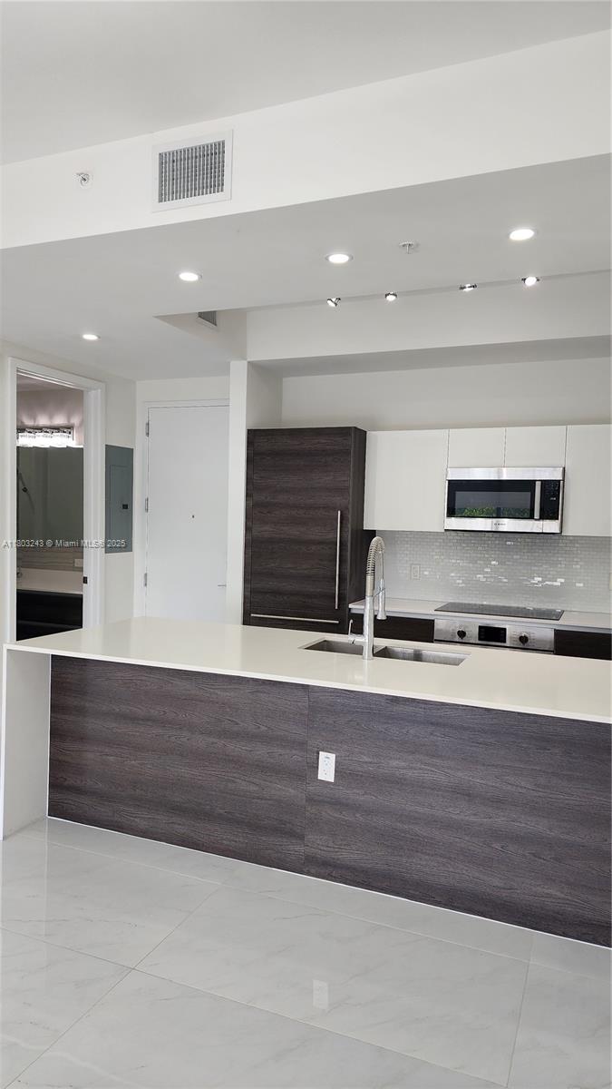 301 Altara Ave 424