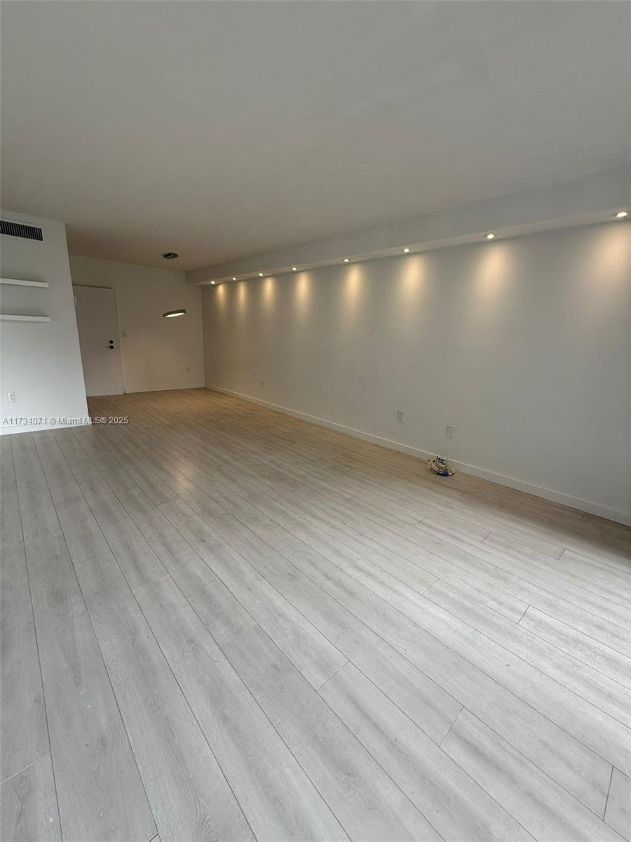 Great Opportunity for Investors! Luxury living! This condo is ready for you to make it your own. With all renovations complete, you can move in and start enjoying your new home immediately or your income property. Exquisitely remodeled condo, recently painted. Every detail of this condo has been thoughtfully redesigned, from the contemporary fixtures to the high end finishes. State-of-the-art and elegant kitchen. Enjoy the fresh, stylish ambiance that perfectly complements the stunning bay location. Situated next to the bay, this condo offers easy access to waterfront parks, walking trails, and vibrant local dining and shopping options. Enjoy the best of both worlds with a peaceful retreat and convenient urban access. Can be rented right away!