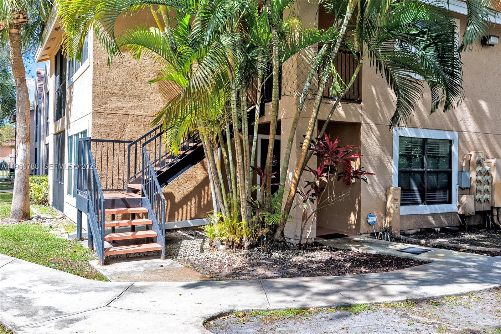 VISTA LAGO AT THE HAMMOCK - Residential