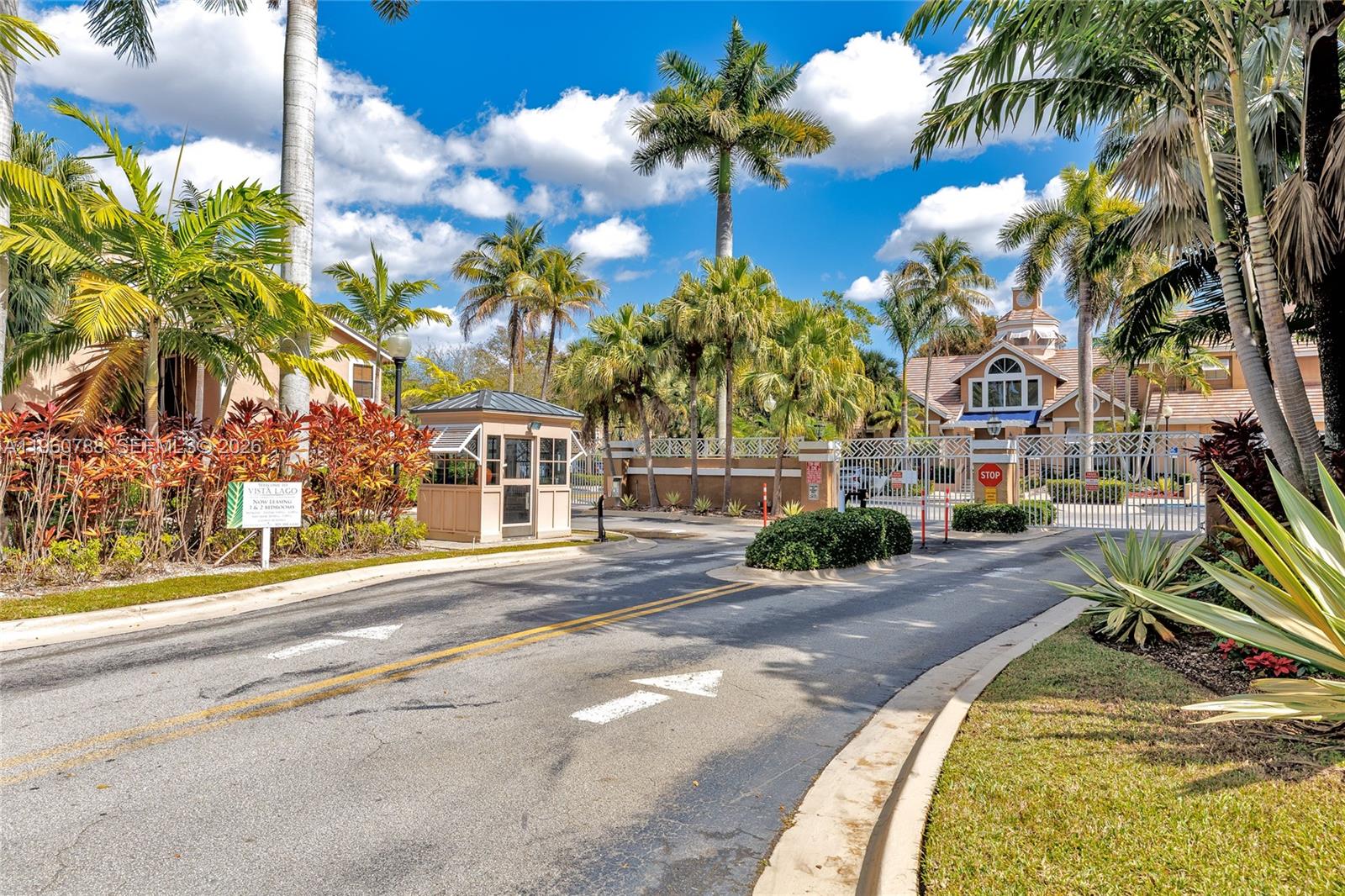 VISTA LAGO AT THE HAMMOCK - Residential