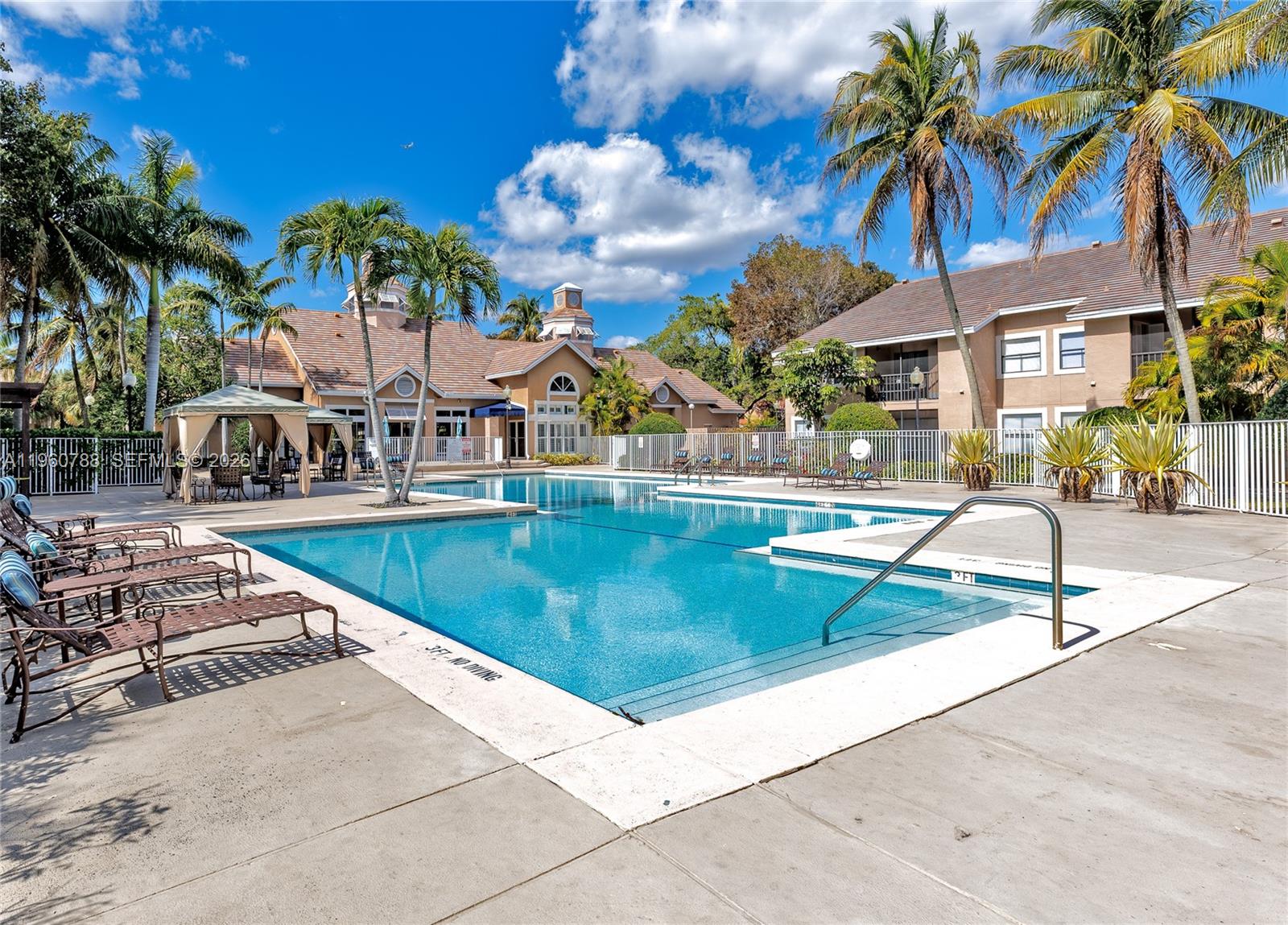 VISTA LAGO AT THE HAMMOCK - Residential