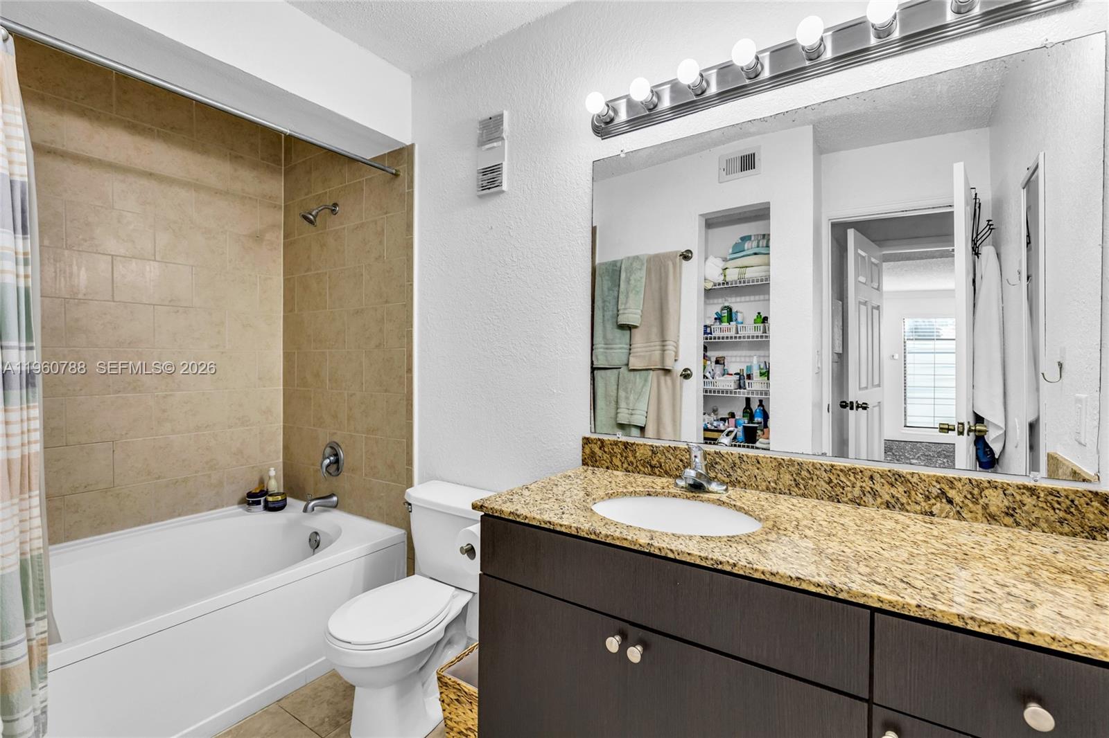 VISTA LAGO AT THE HAMMOCK - Residential