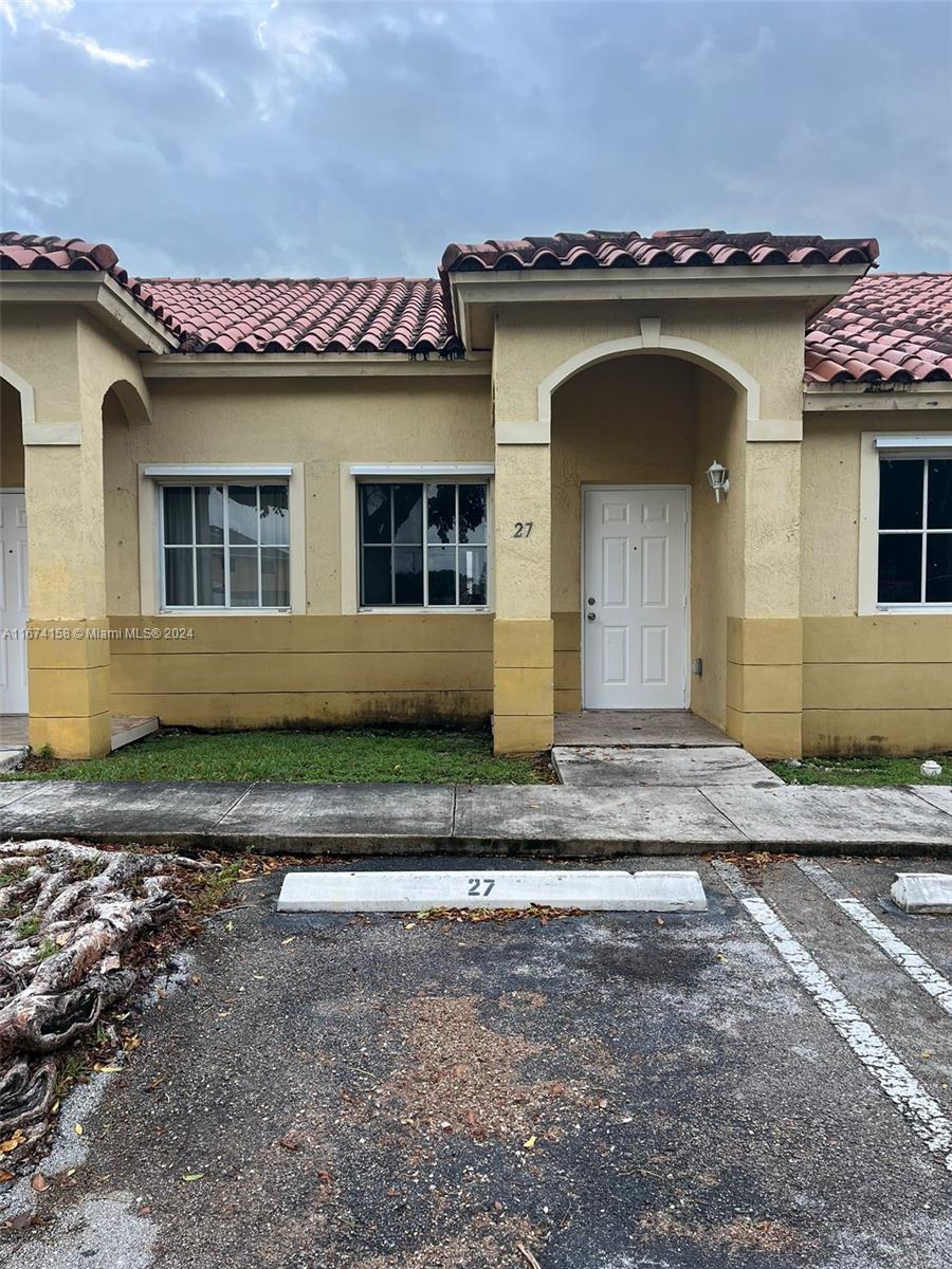 Great location is a small community, 2 parking spaces, title floor, fenced yard, no neighboor behind, kitcken and bathroonm recently remodeled. Easy to show