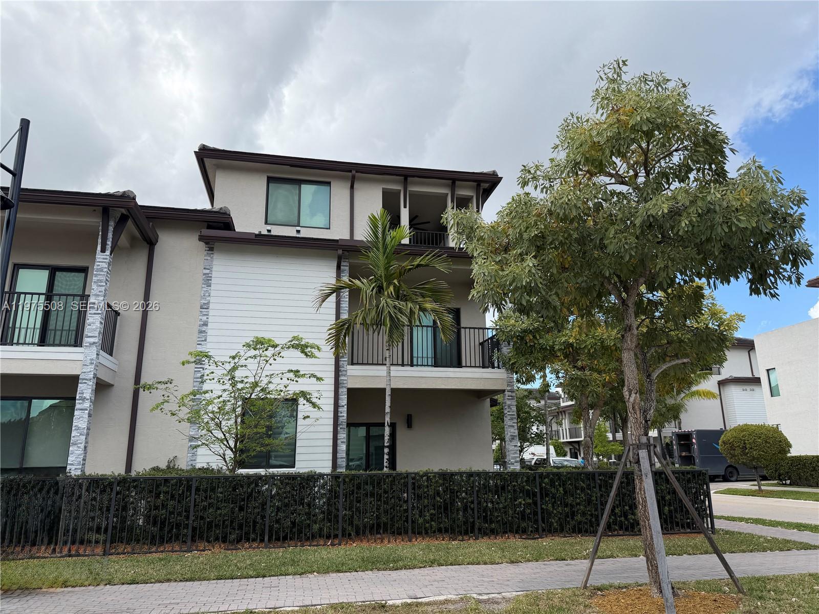 8304 NW 49th St