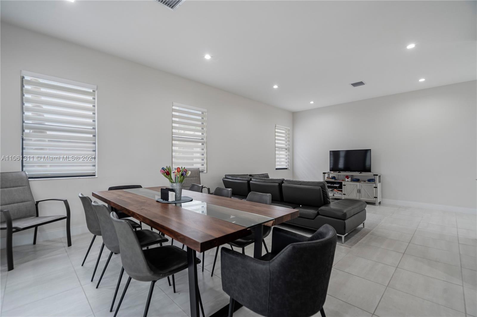 DOWNTOWN DORAL SOUTH PHAS - Residential