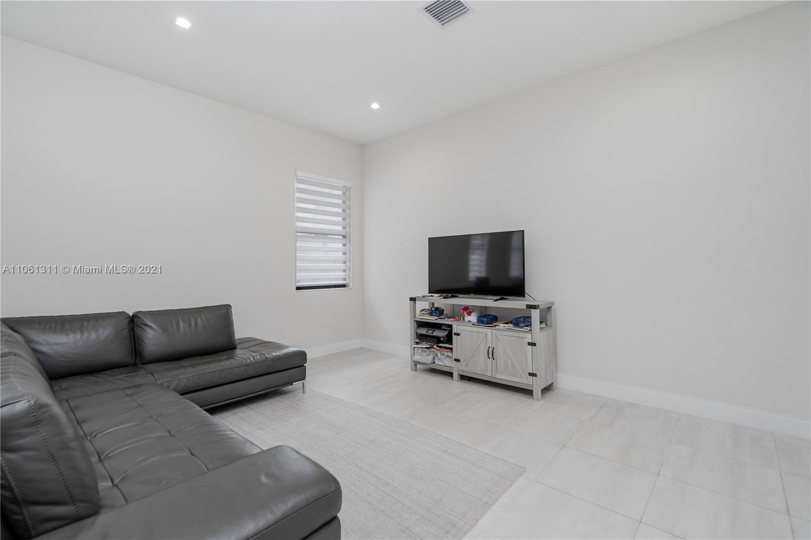 DOWNTOWN DORAL SOUTH PHAS - Residential