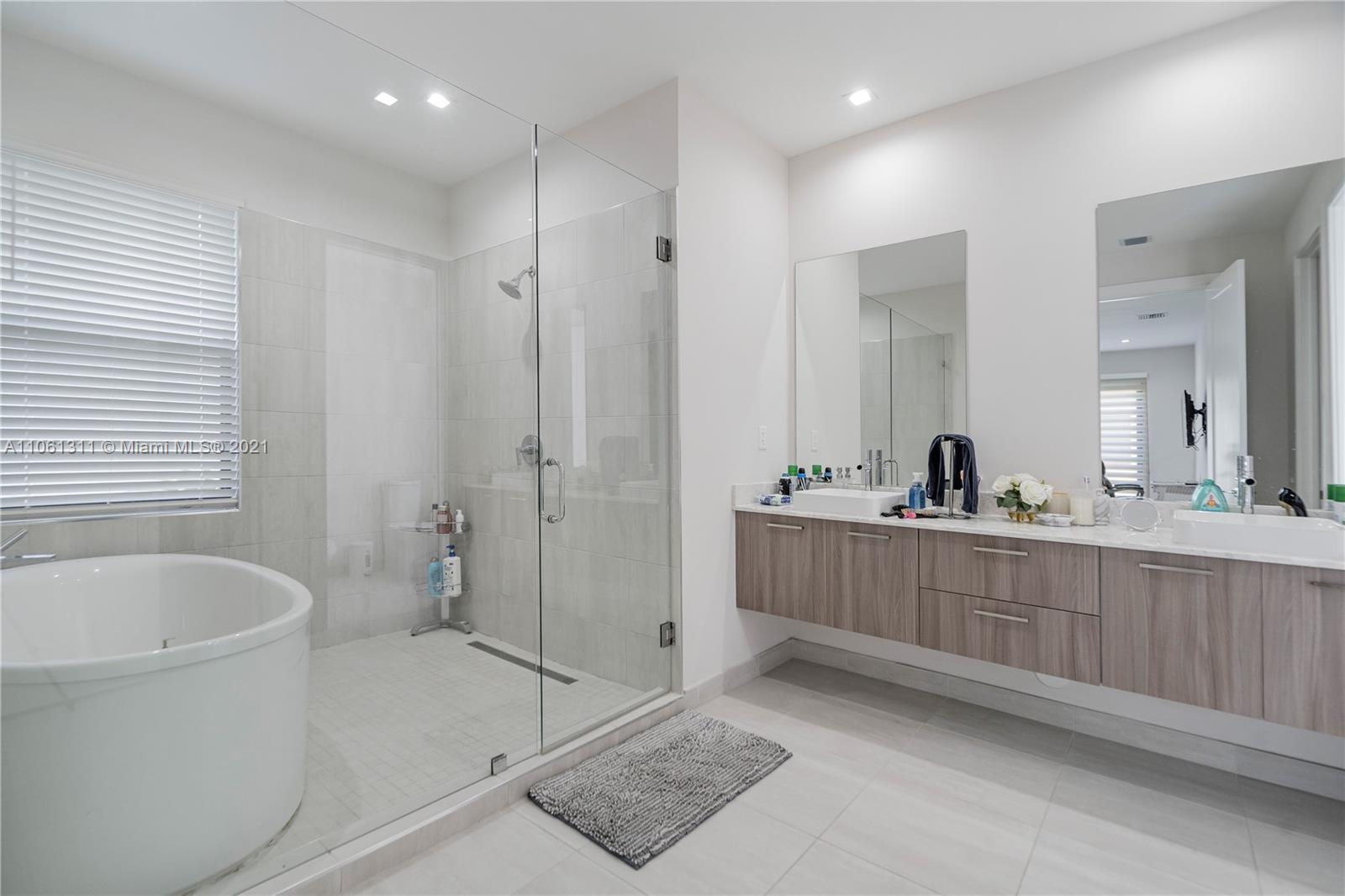 DOWNTOWN DORAL SOUTH PHAS - Residential