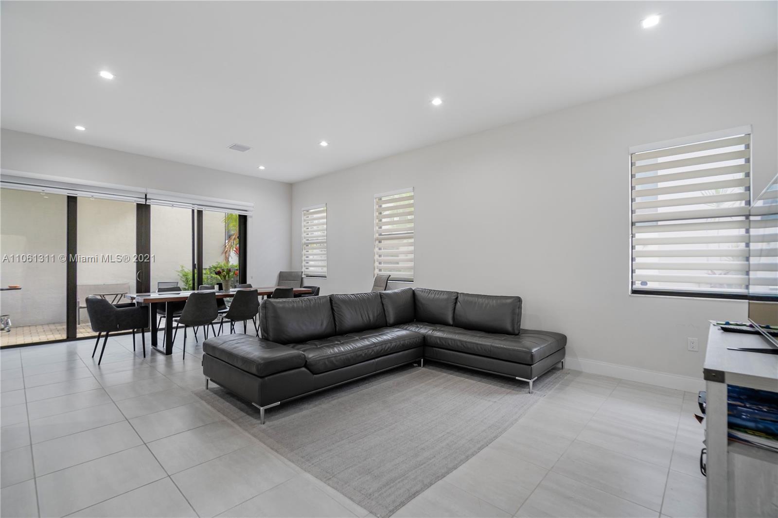 DOWNTOWN DORAL SOUTH PHAS - Residential