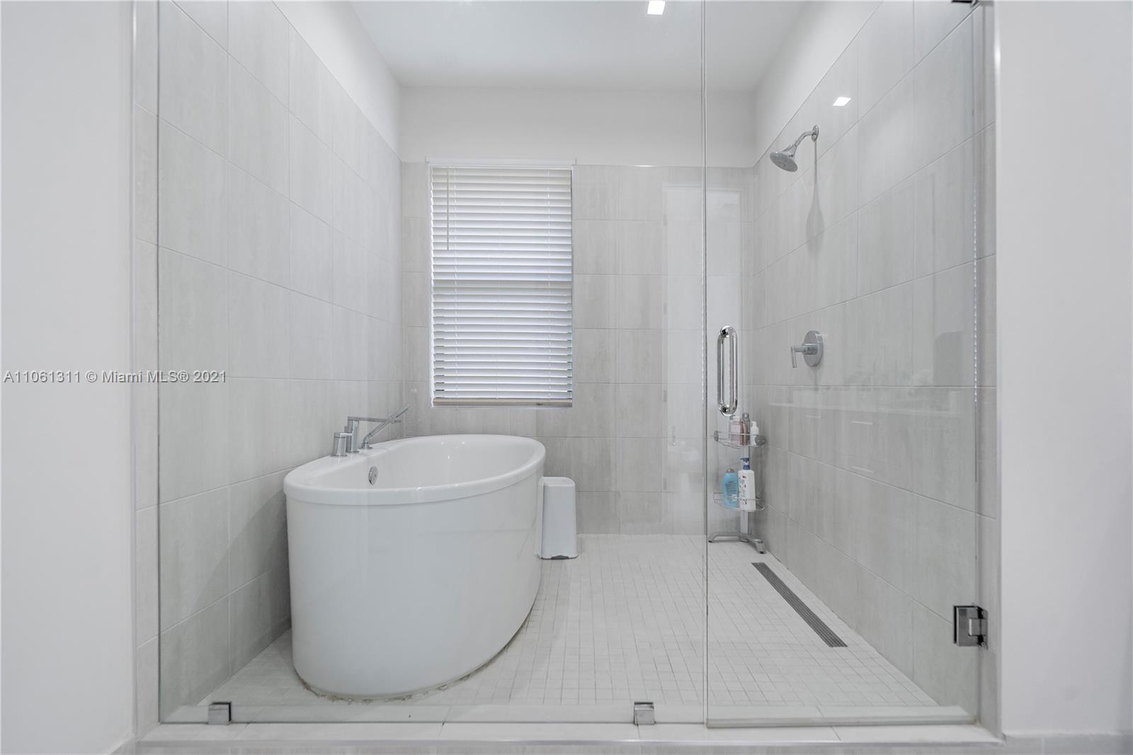 DOWNTOWN DORAL SOUTH PHAS - Residential